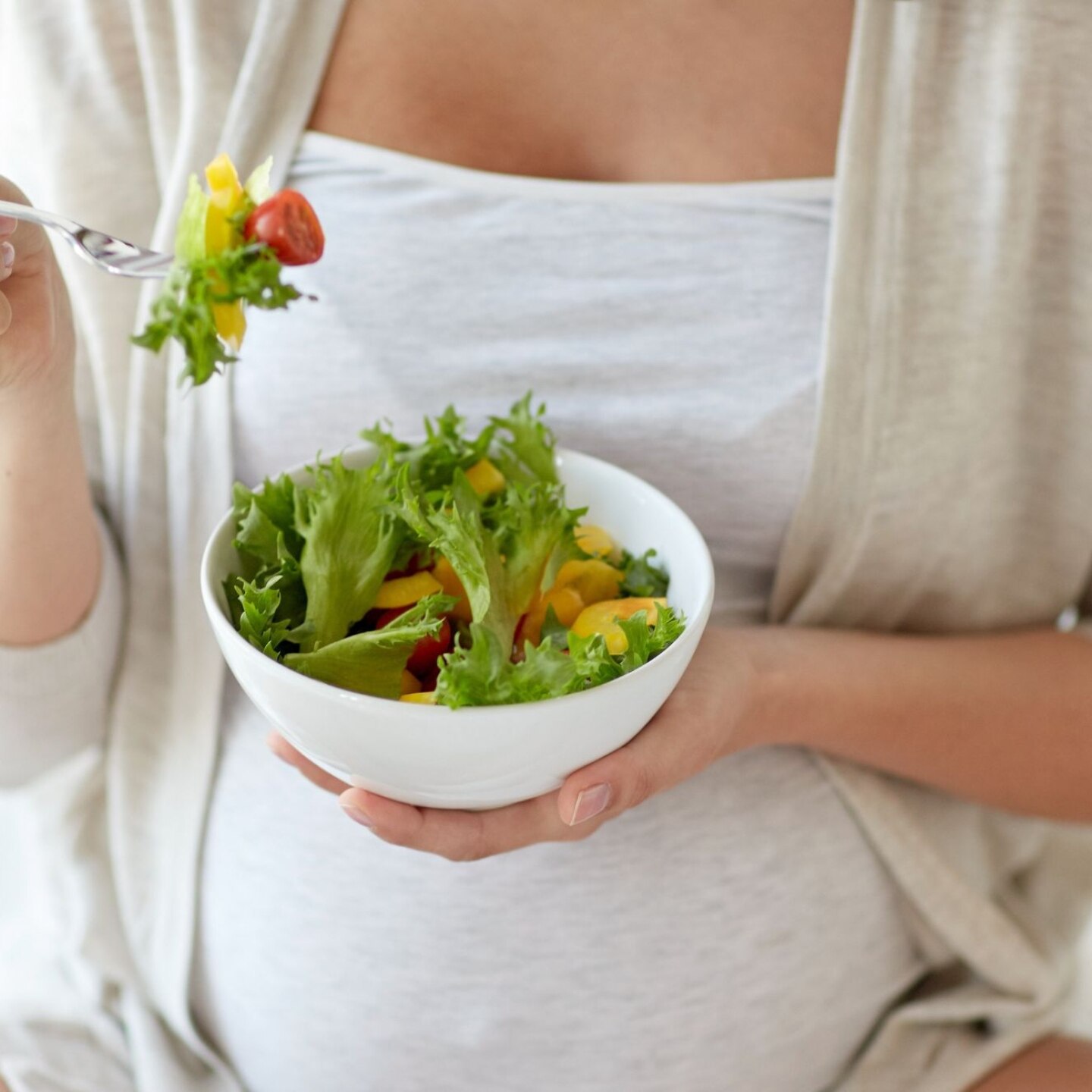 schwangere isst salat