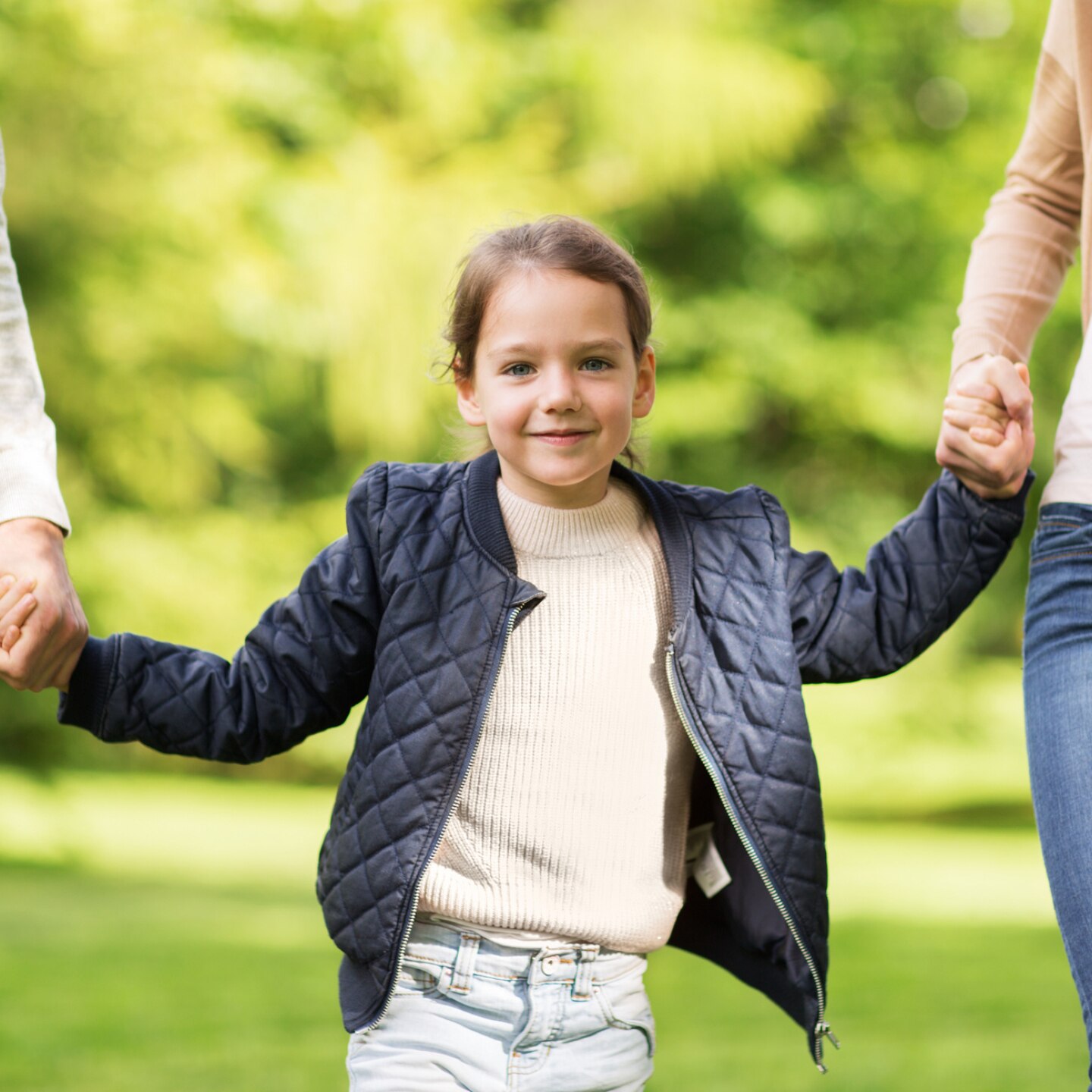 kleinkind-hält-hände-der-eltern