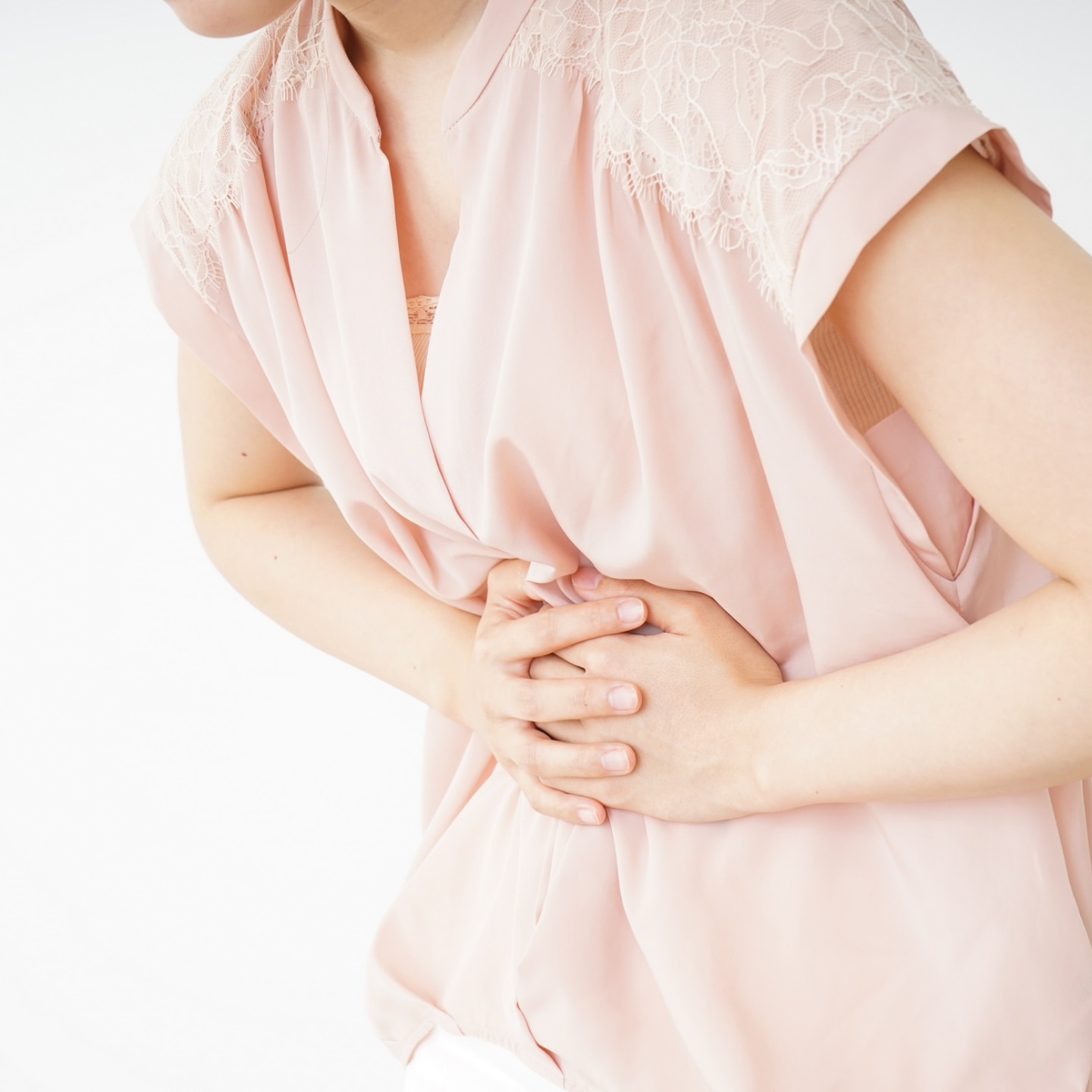 frau-hält-sich-den-bauch