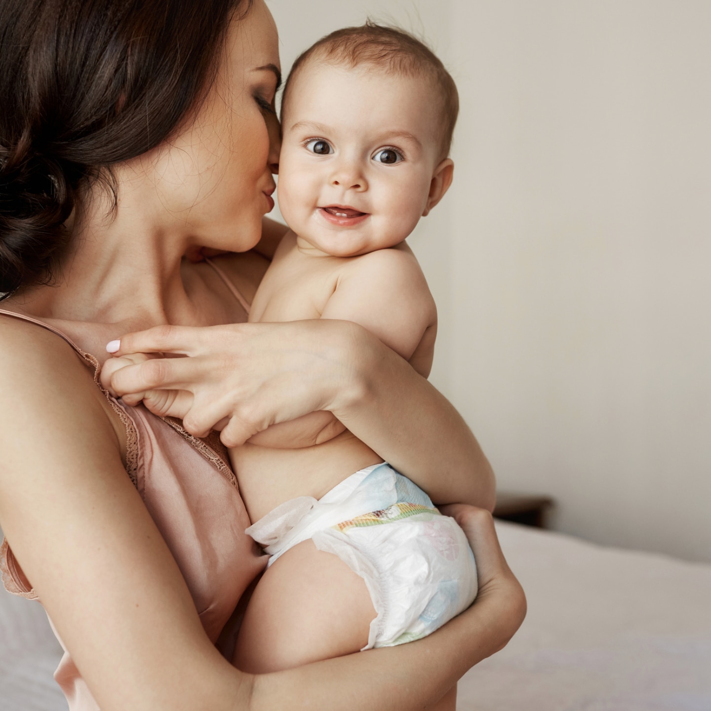 mutter-hält-baby-im-arm