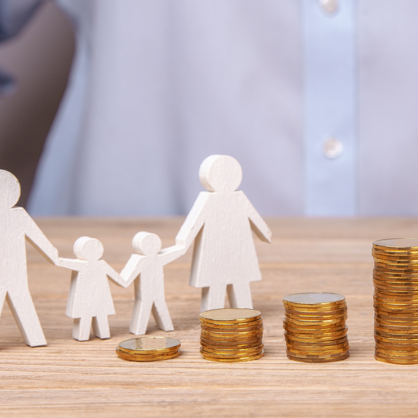 familien-pappfigur-und-münzstapel