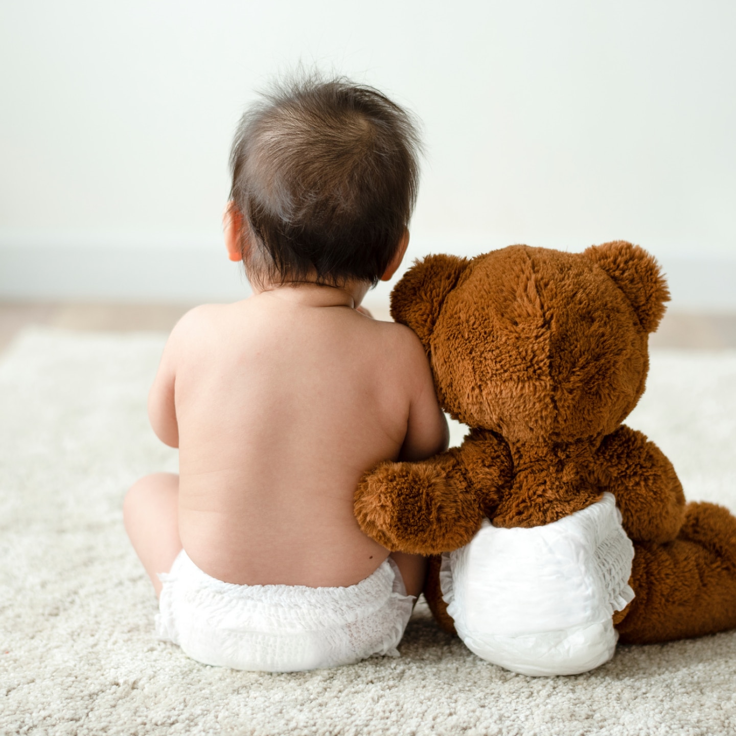 baby-sitzt-neben-teddy
