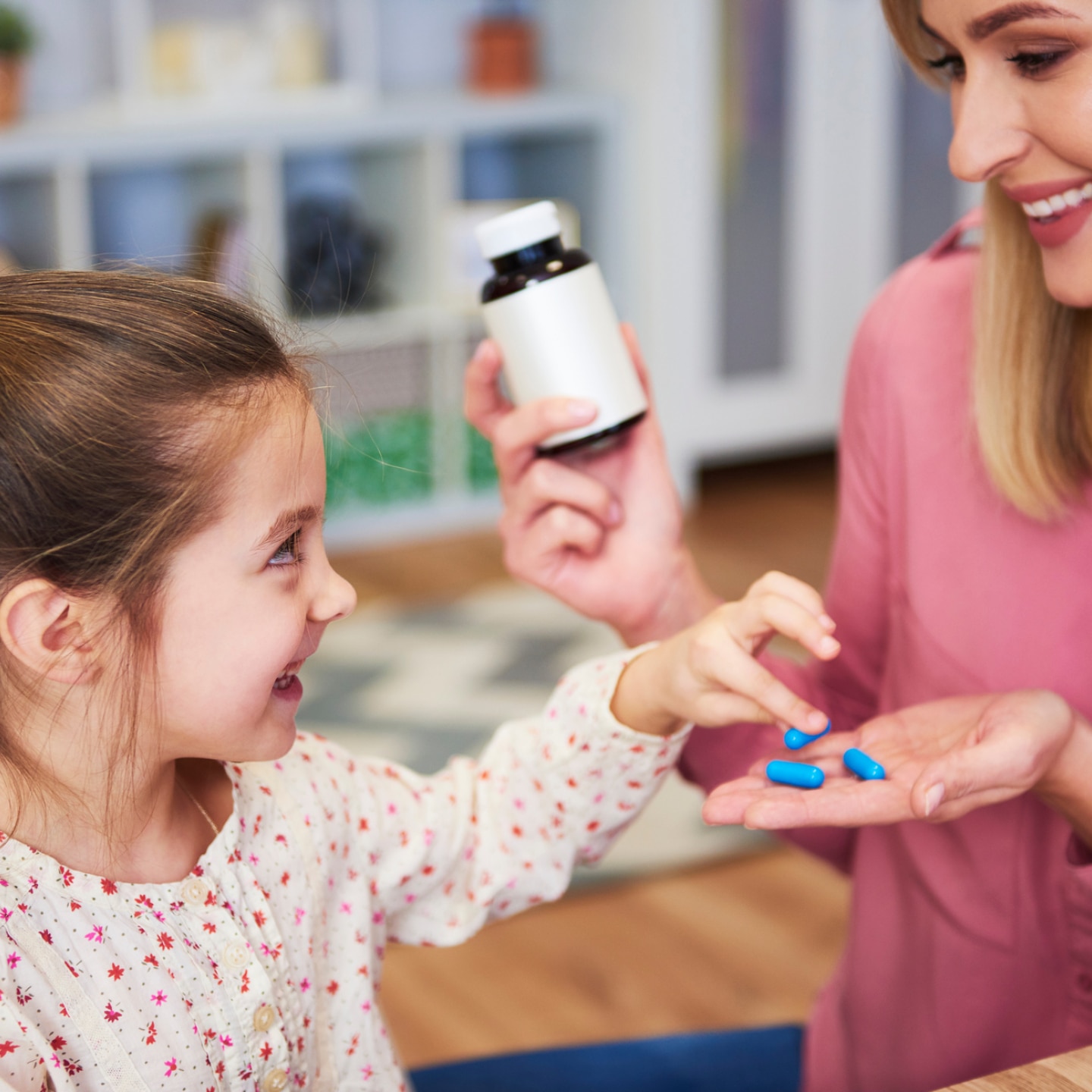 mutter-gibt-tochter-tabletten