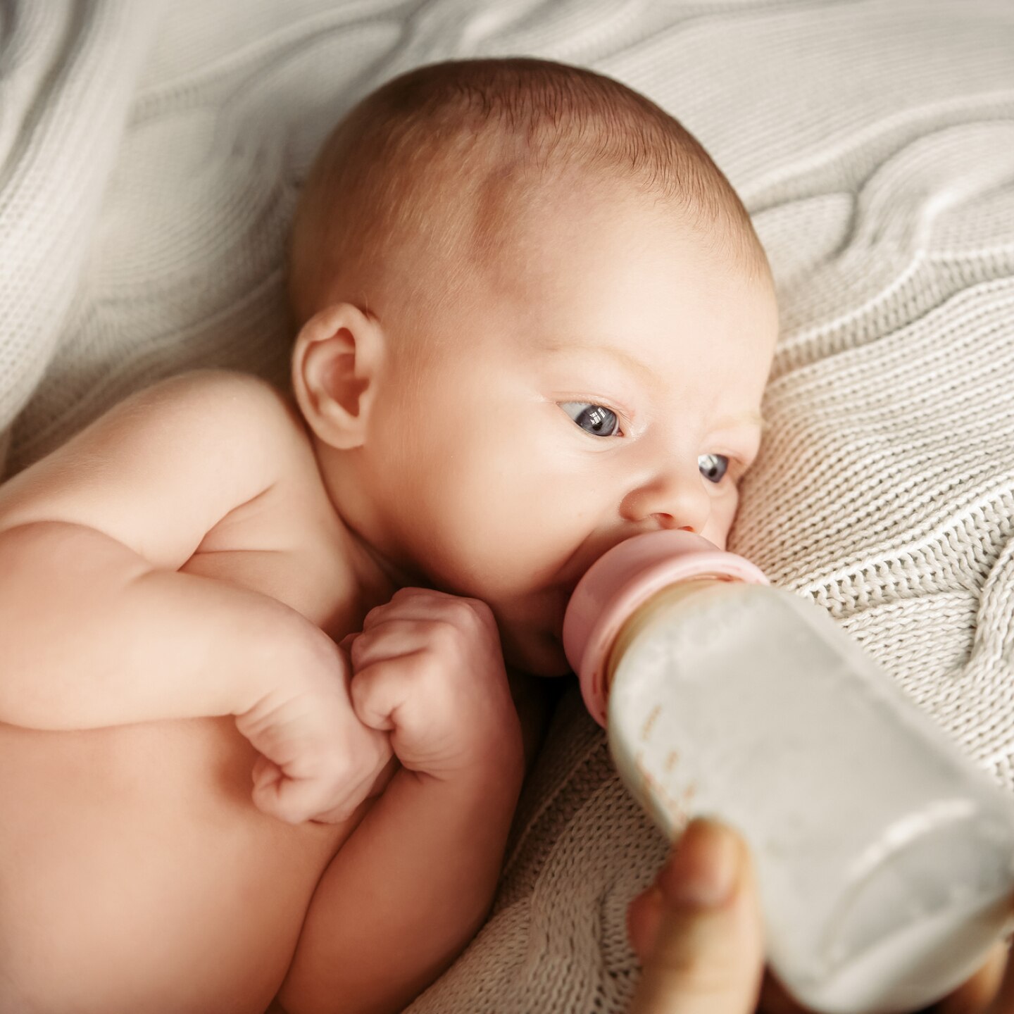 baby-wird-mit-fläschchen-gestillt