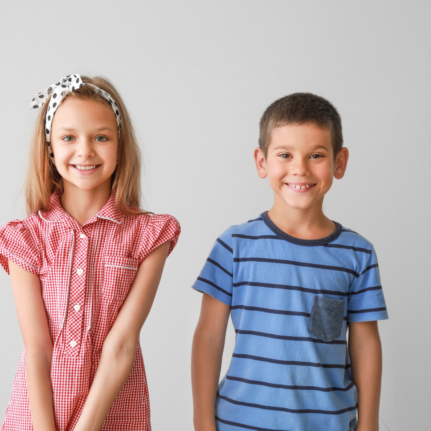 mädchen-in-rosa-kleid-neben-einem-jungen-in-blauem-tshirt