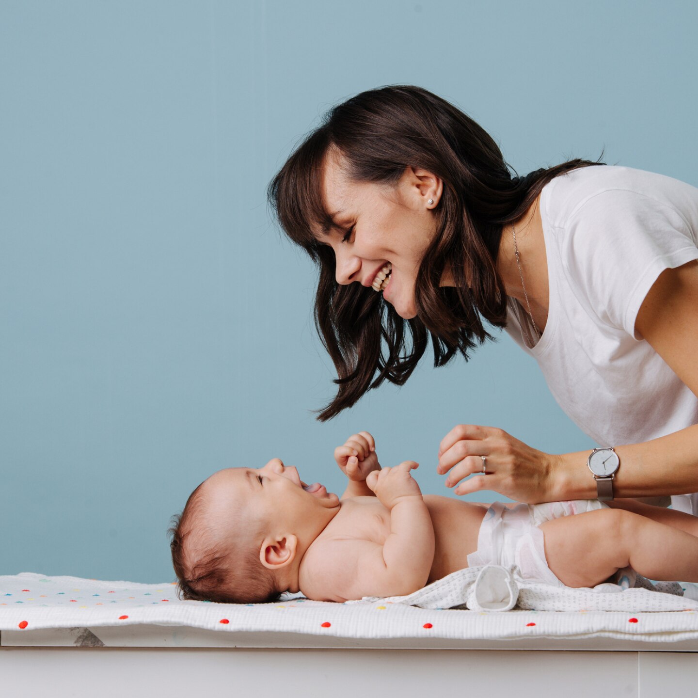 mutter-wickelt-baby-auf-wickeltisch