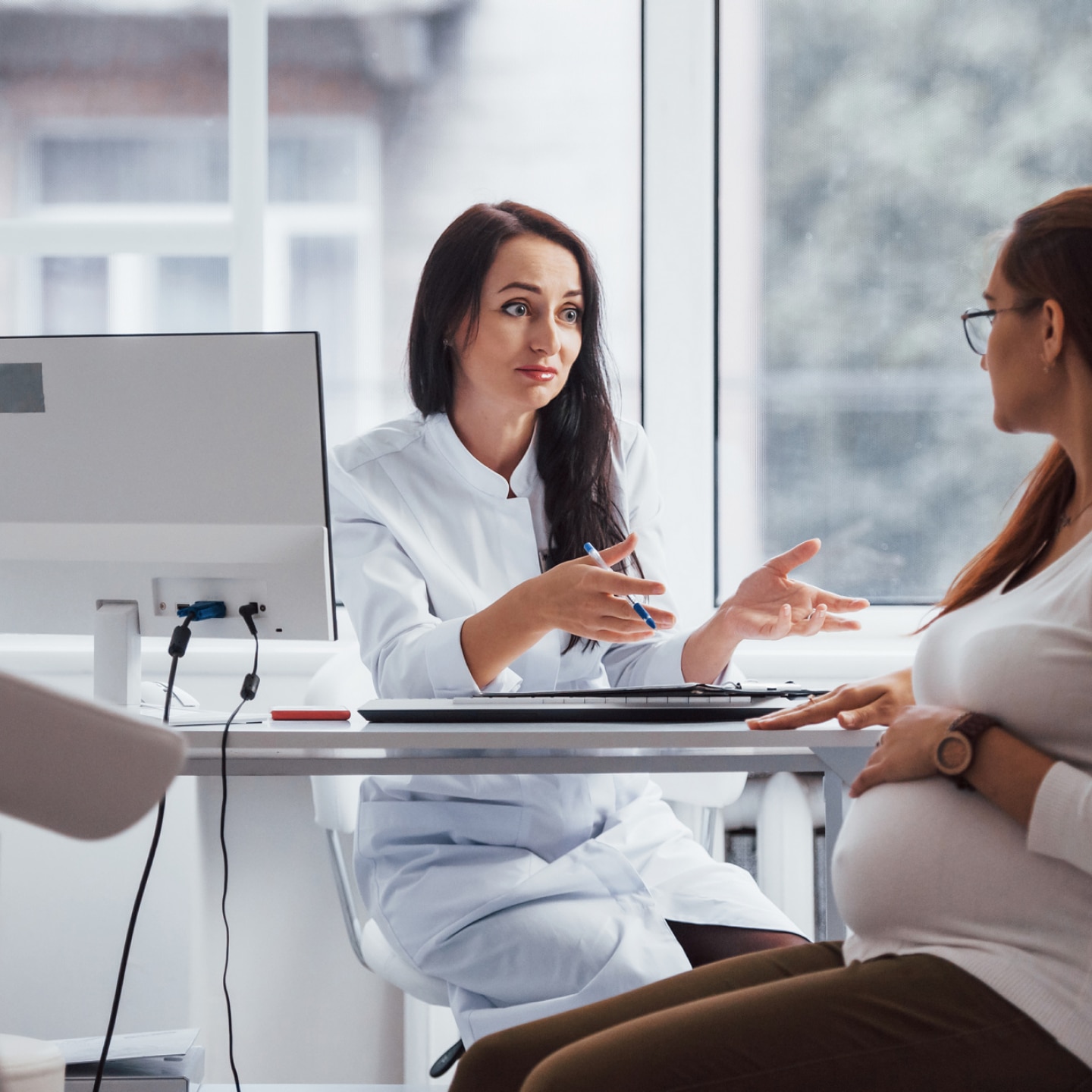 schwangere-zu-besuch-bei-ärztin