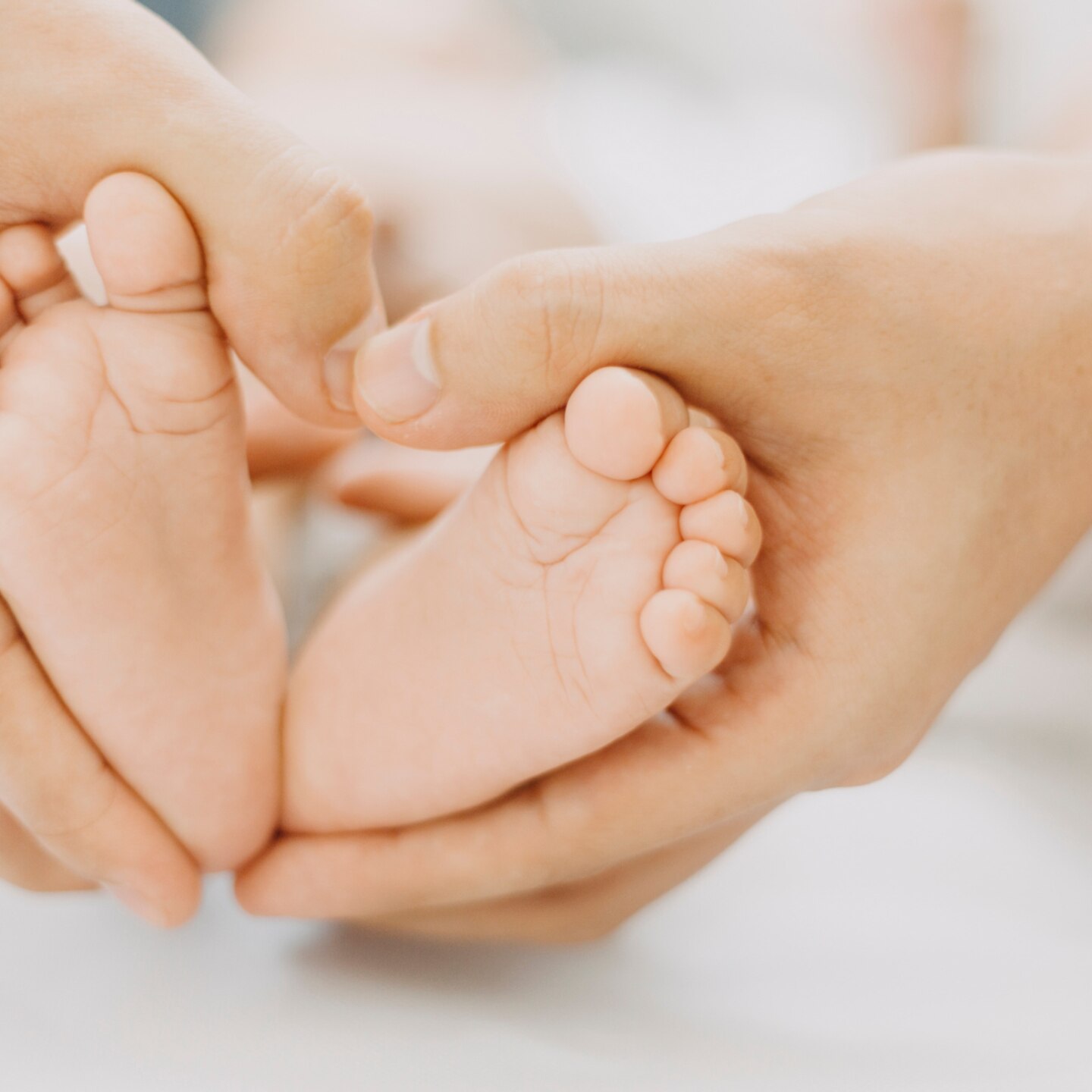 hände-und-baby-füße-in-herz-form
