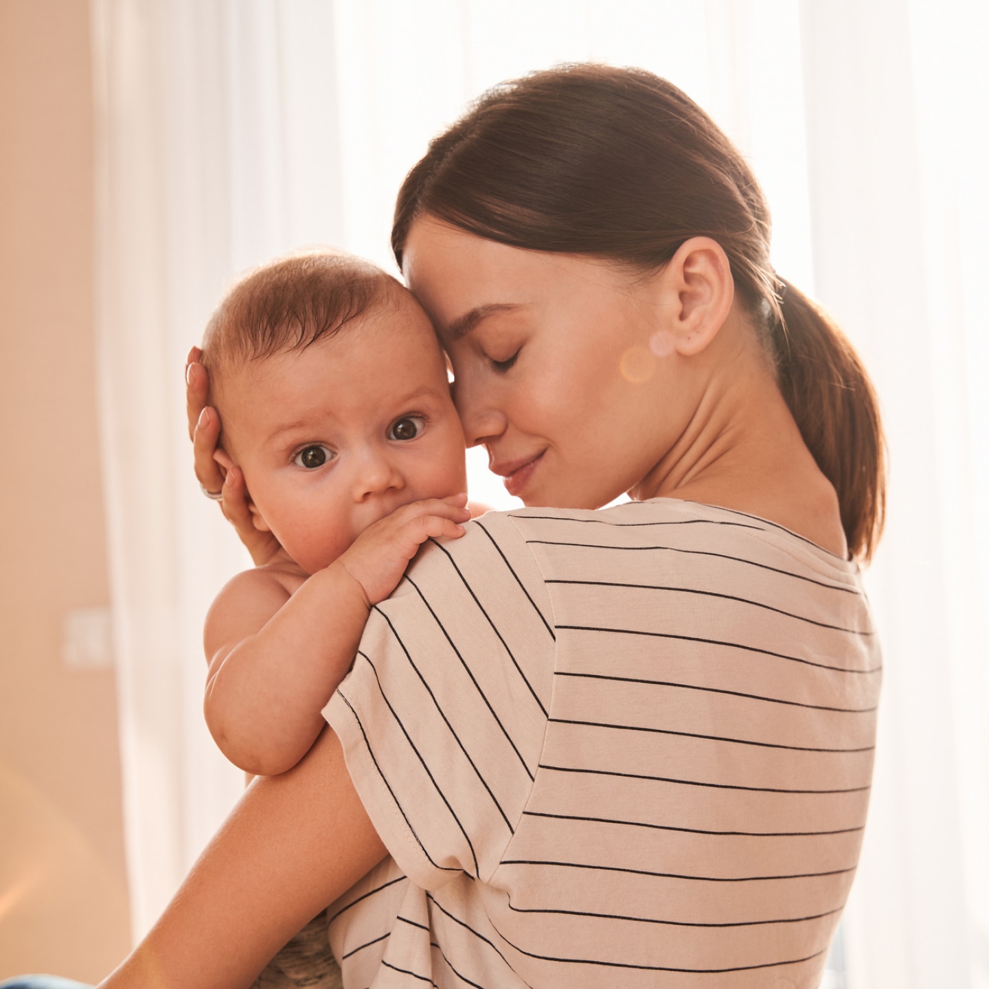 mutter-mit-baby-koerperkontakt