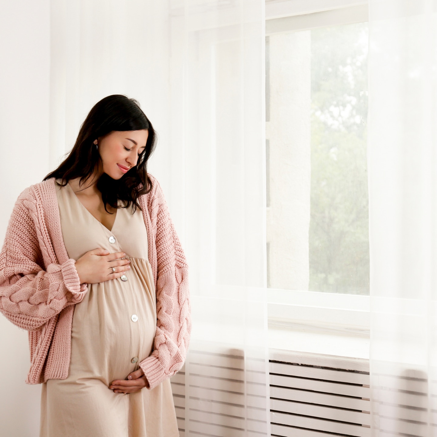 schwangere-steht-vor-fenster