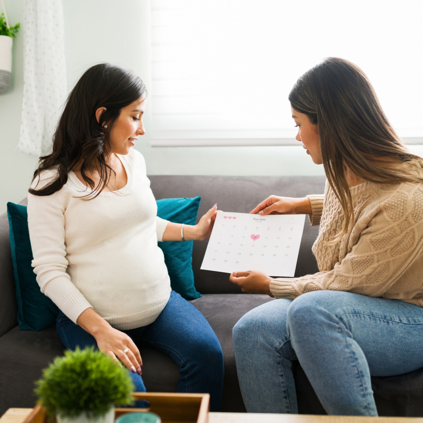 schwanger-frauen-schauen-auf-einen-kalender