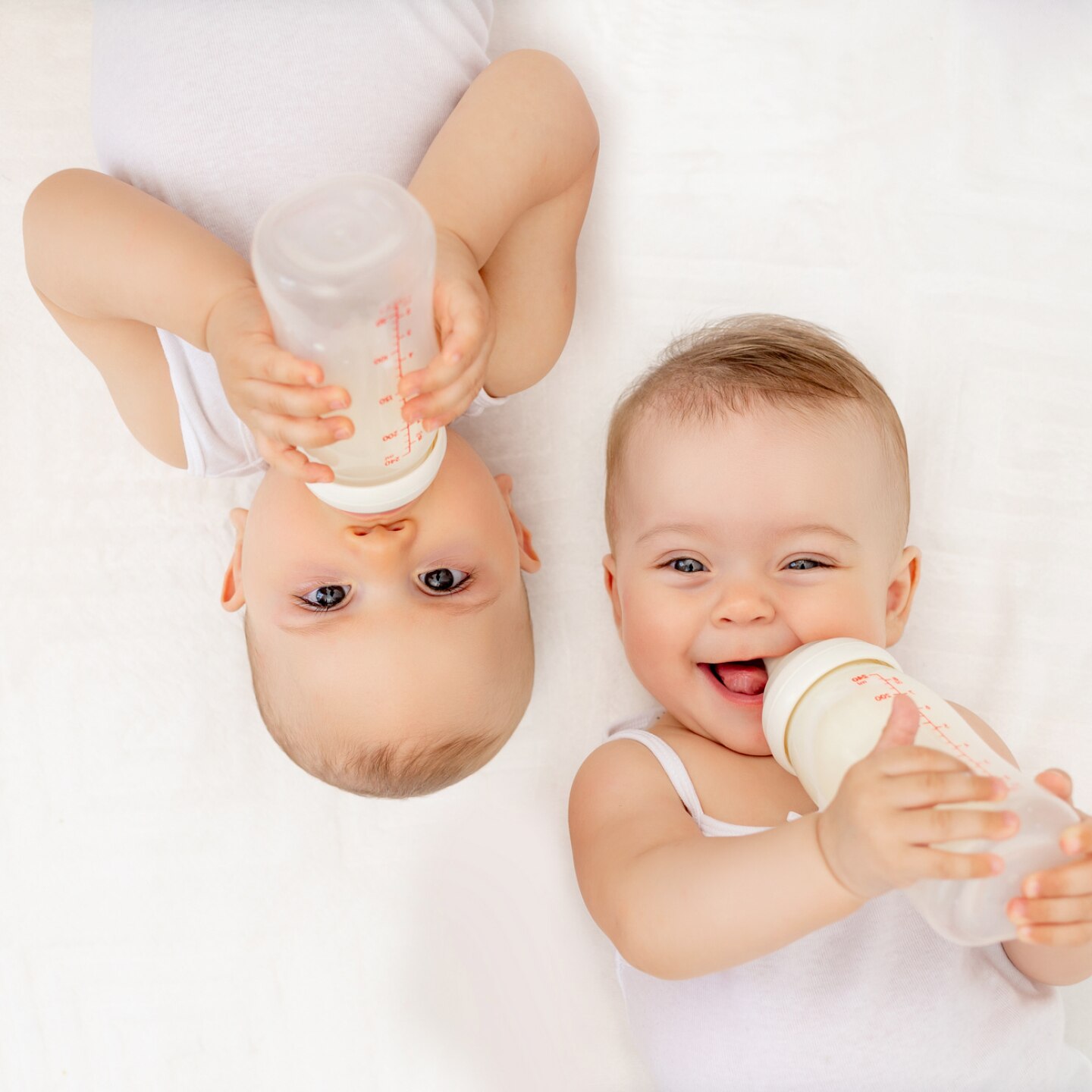 zwillinge-trinken-aus-fläschchen