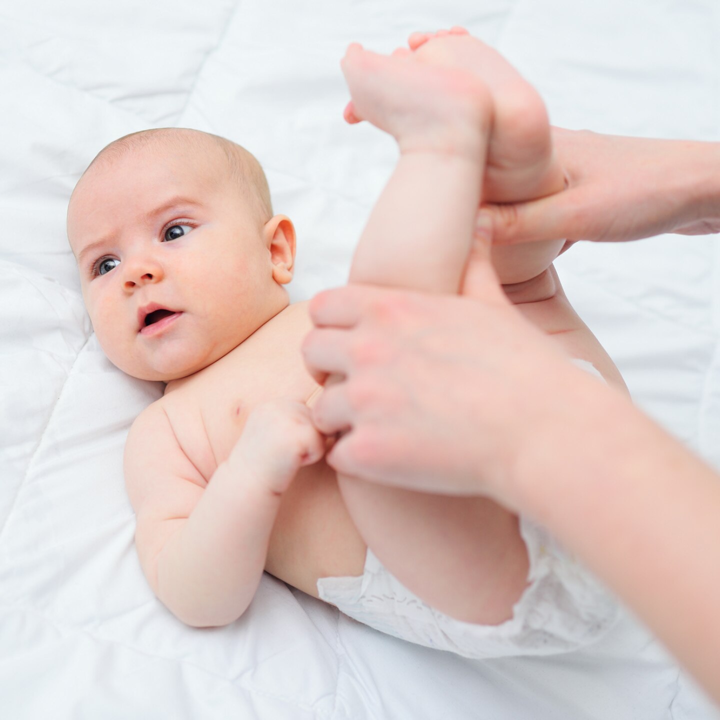 mutter-bewegt-beine-des-babys