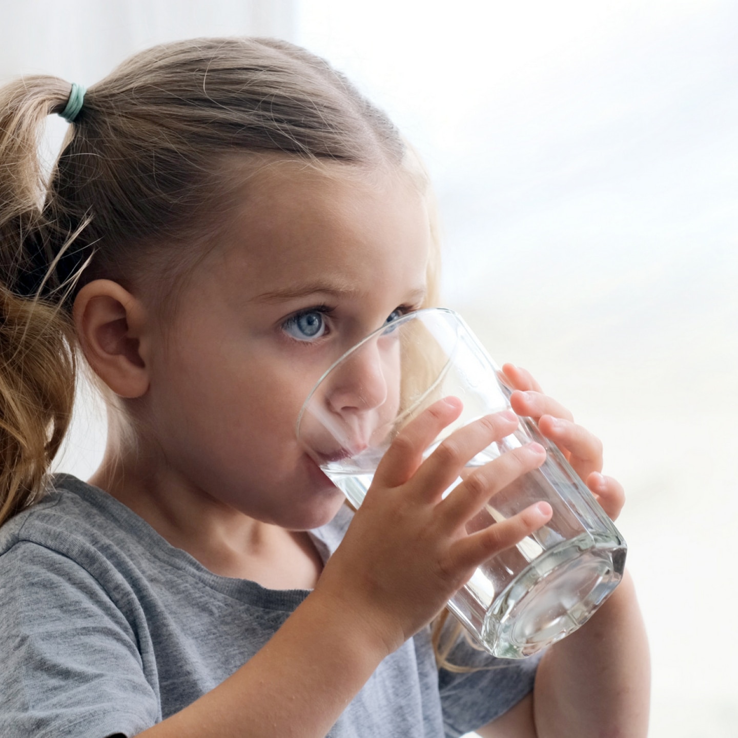 kleines-mädchen-trinkt-wasser