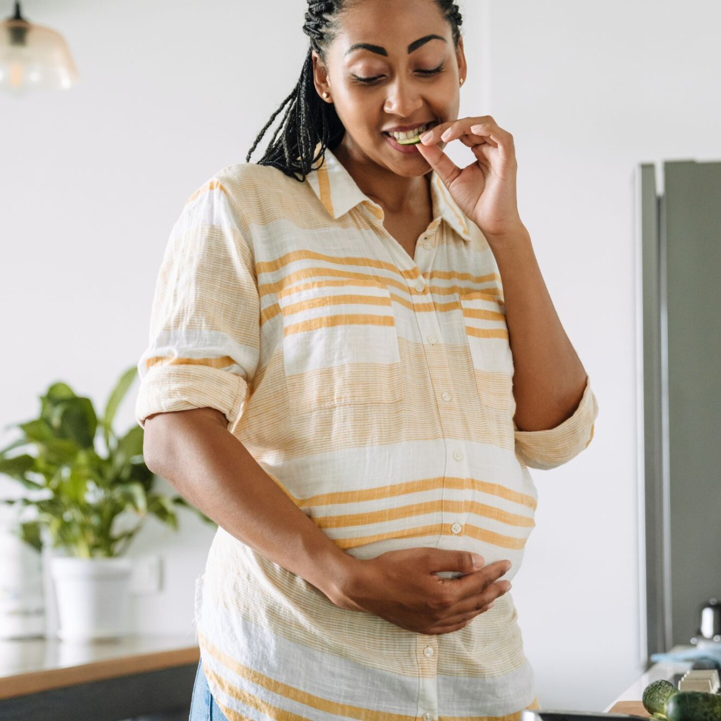 schwangere in der kueche