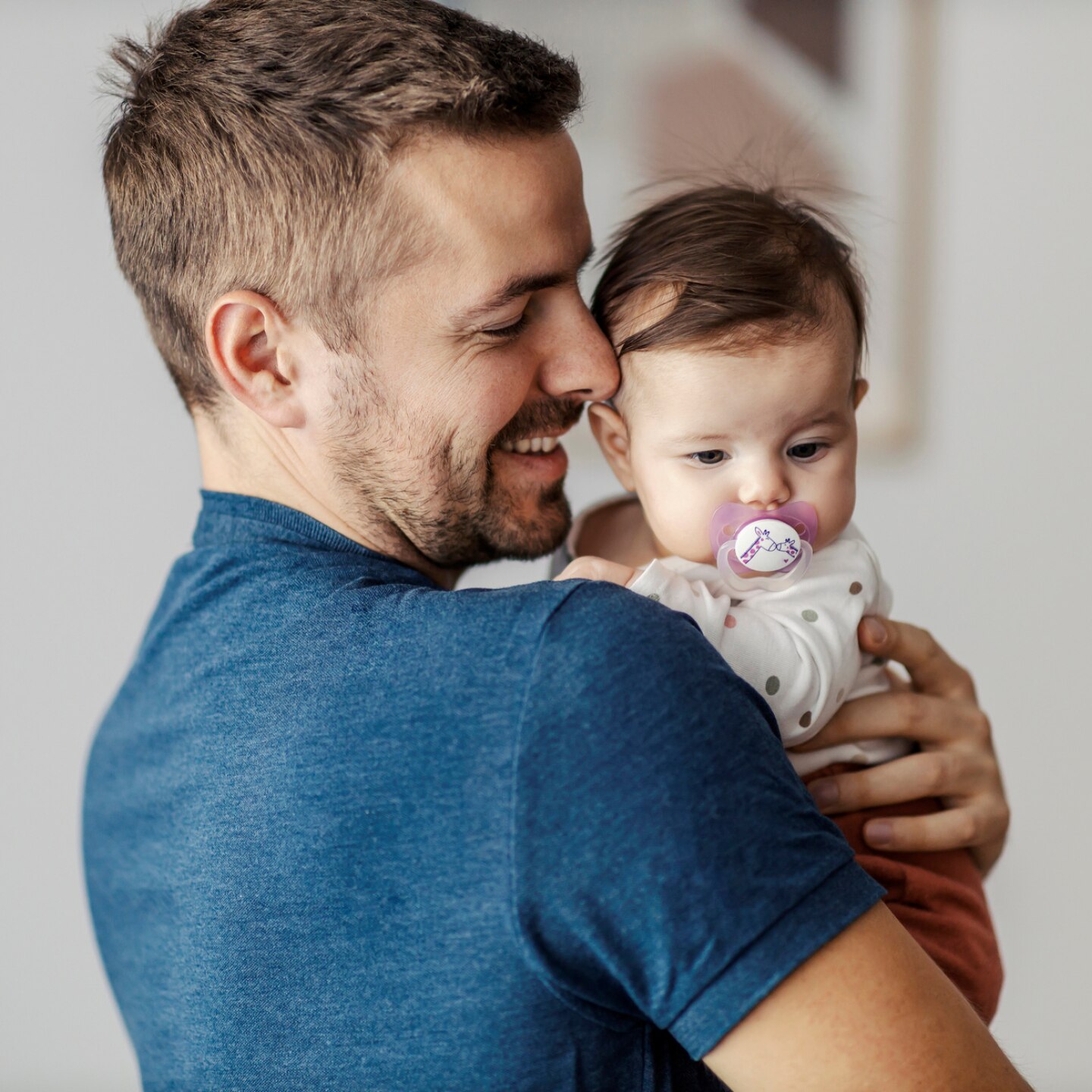 vater-mit-baby-im-arm