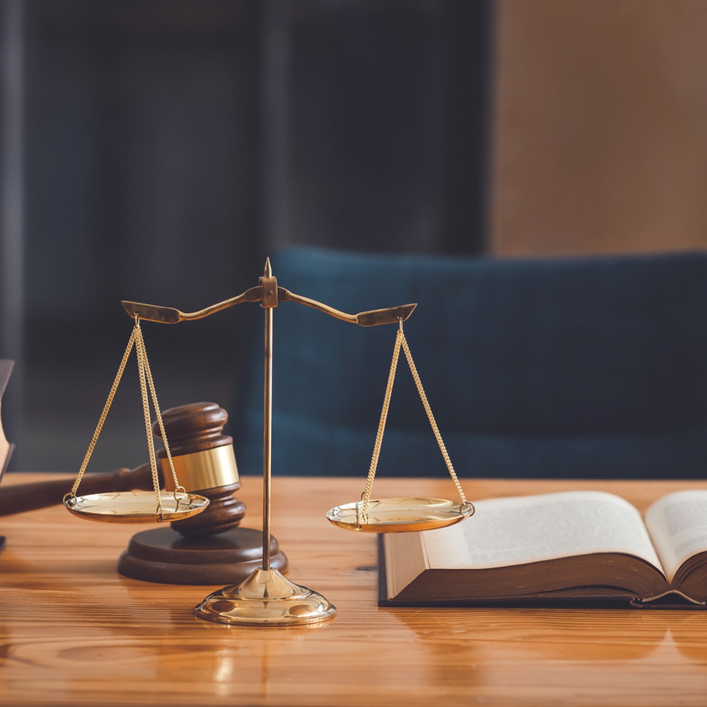 gesetzesbücher-und-waage-auf-holztisch