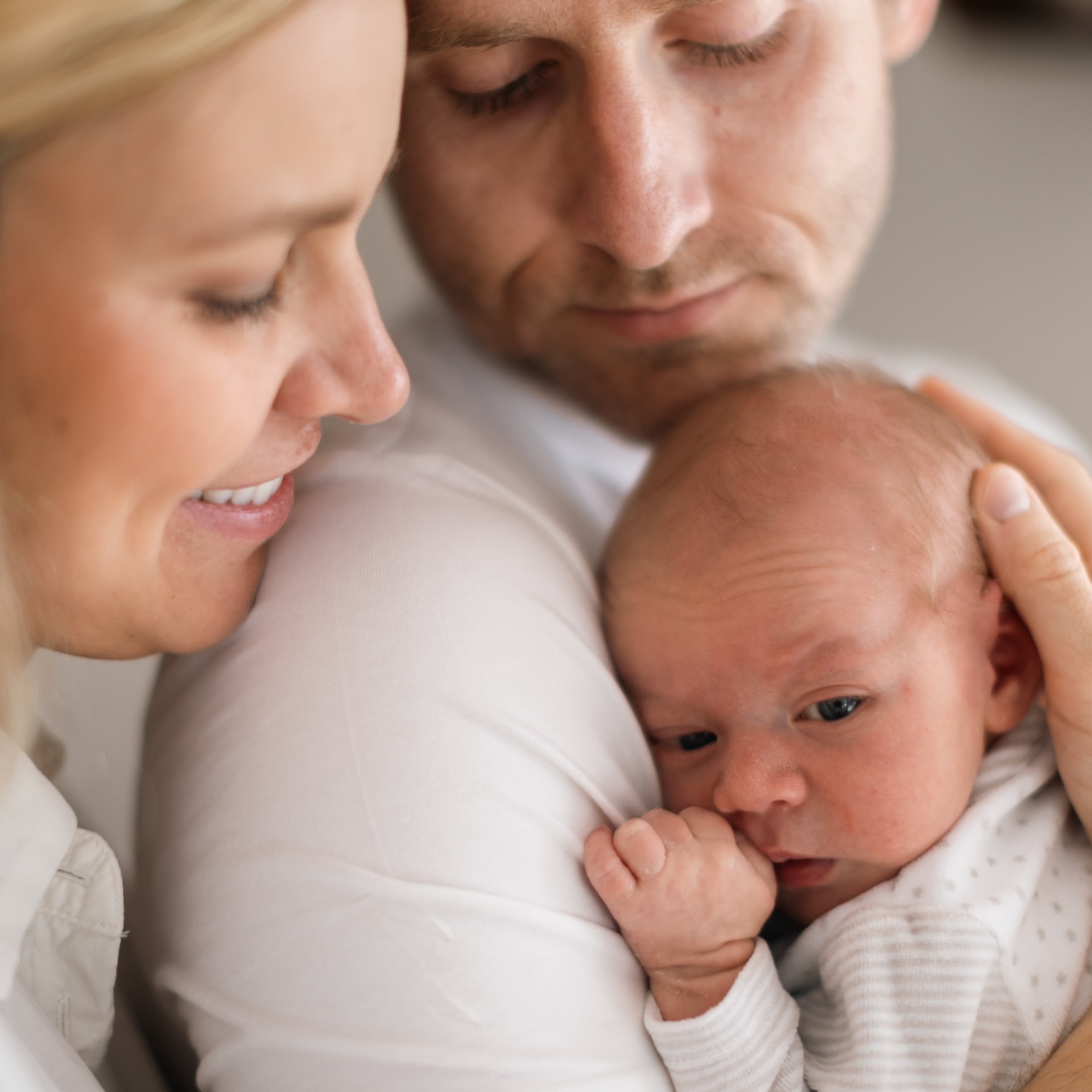 mutter-und-vater-kuscheln-mit-baby