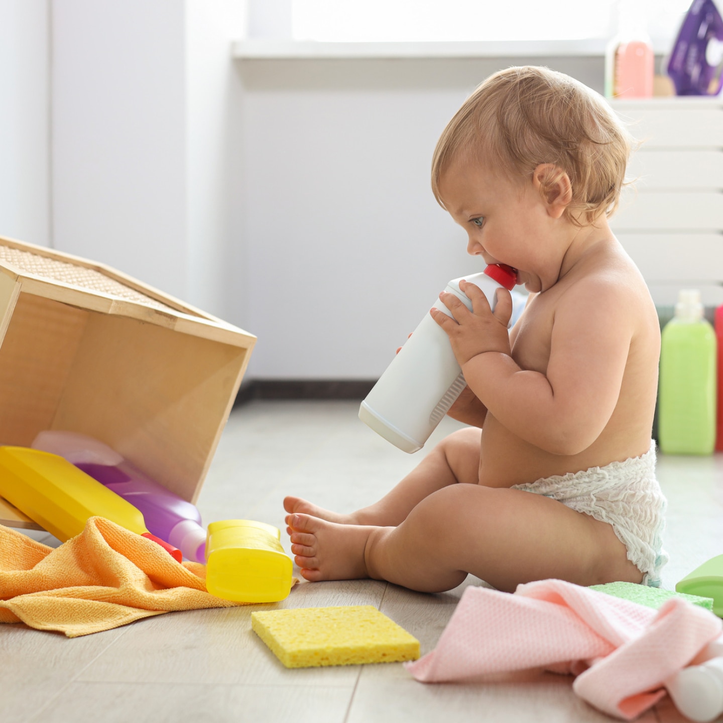 baby-nimmt-flasche-in-den-mund