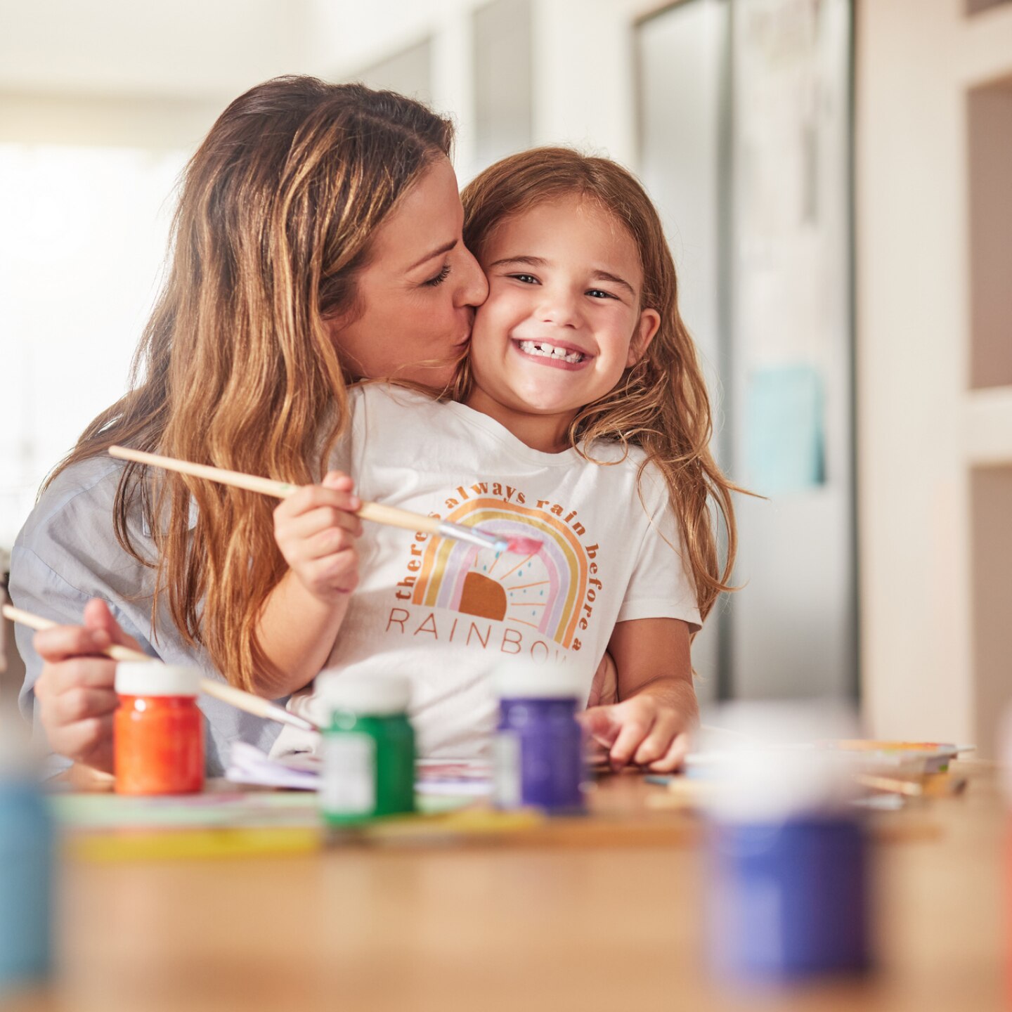 mutter-und-tochter-malen-zusammen