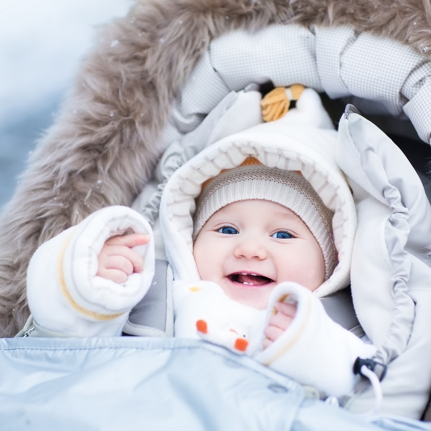 dick-angezogenes-baby-im-kinderwagen