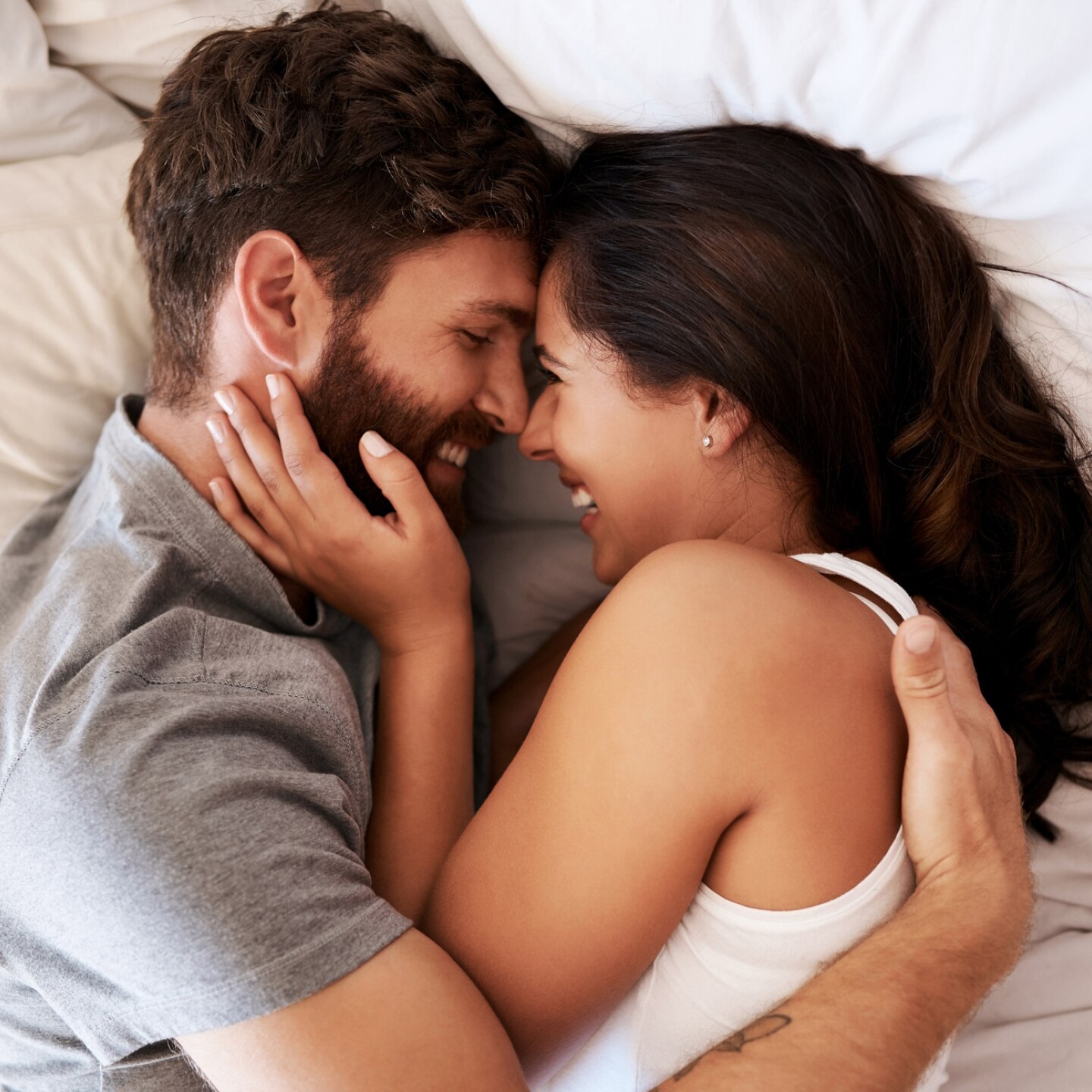 sich-umarmendes-paar-im-bett