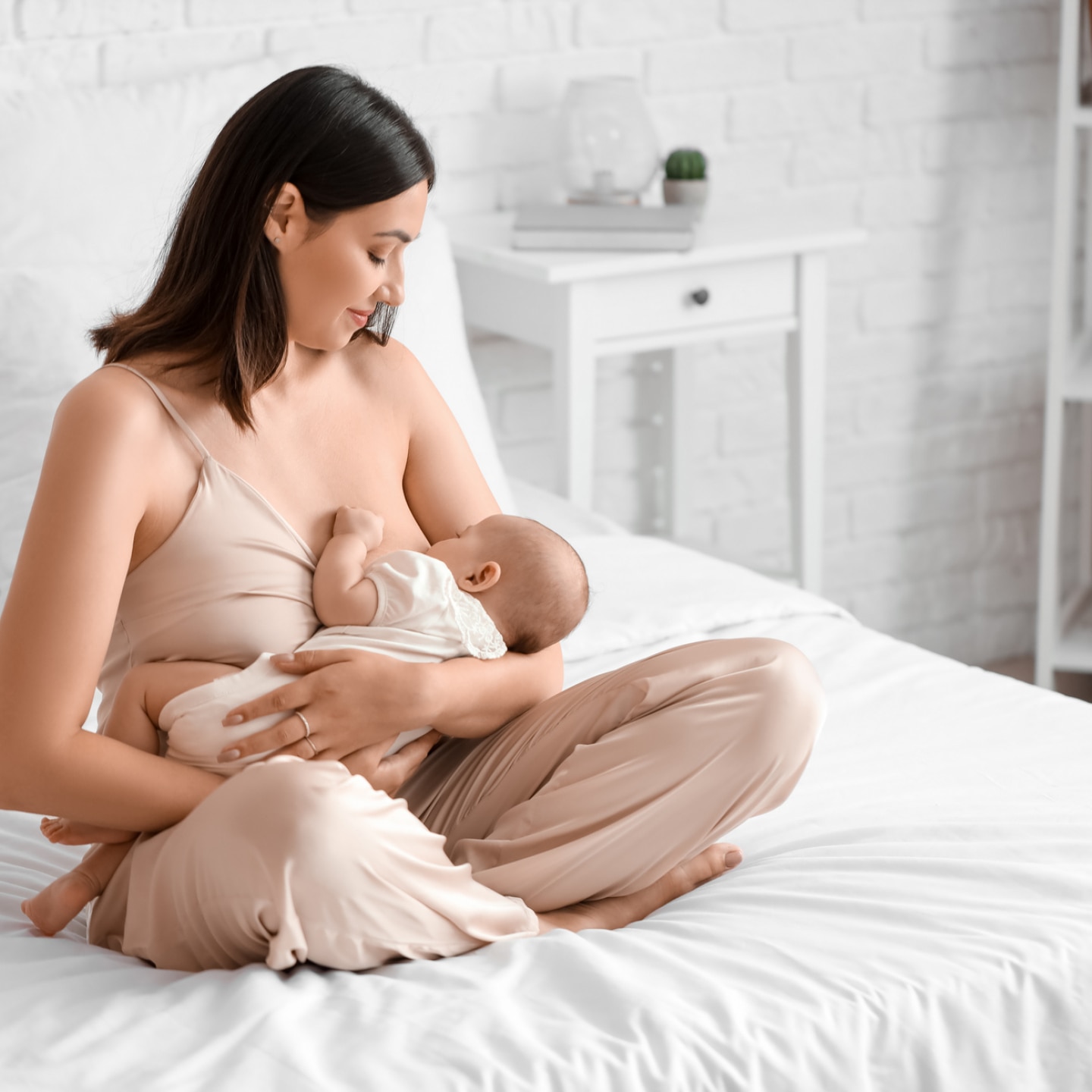 mutter-stillt-baby-im-bett