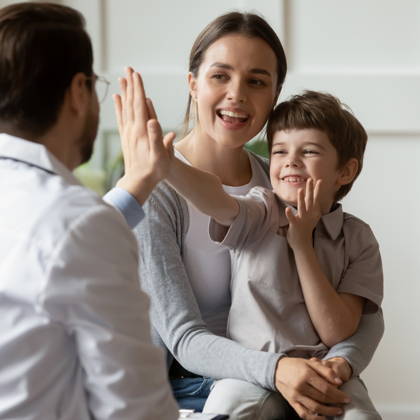 mutter-und-kind-beim-arzt