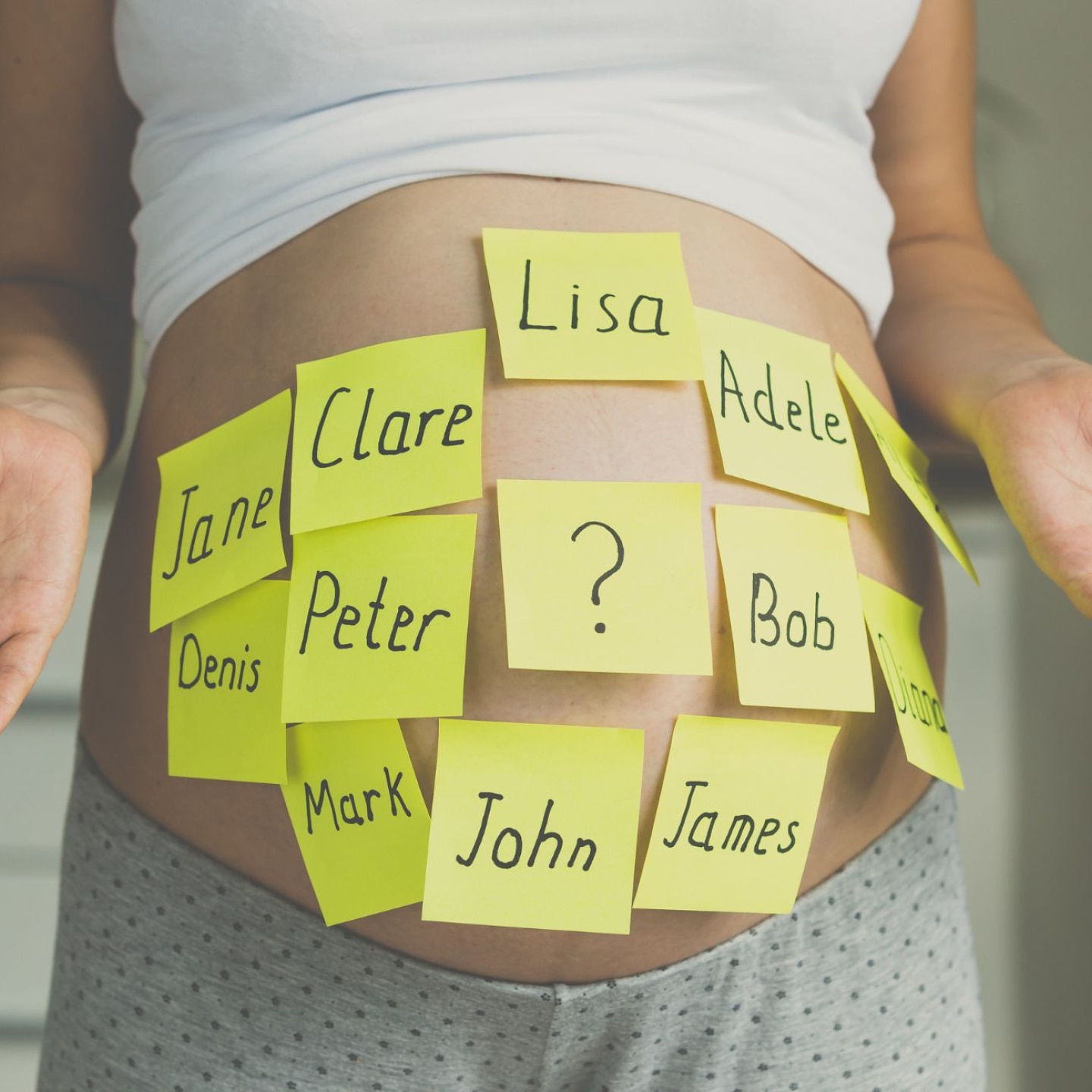 vornamen auf einem schwangerenbauch