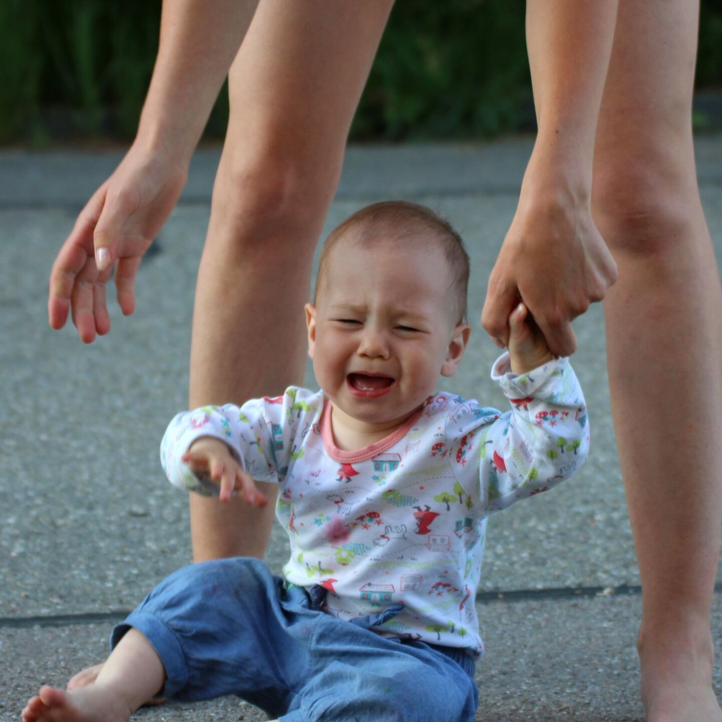 kleinkind beim laufen lernen nach einem sturz 
