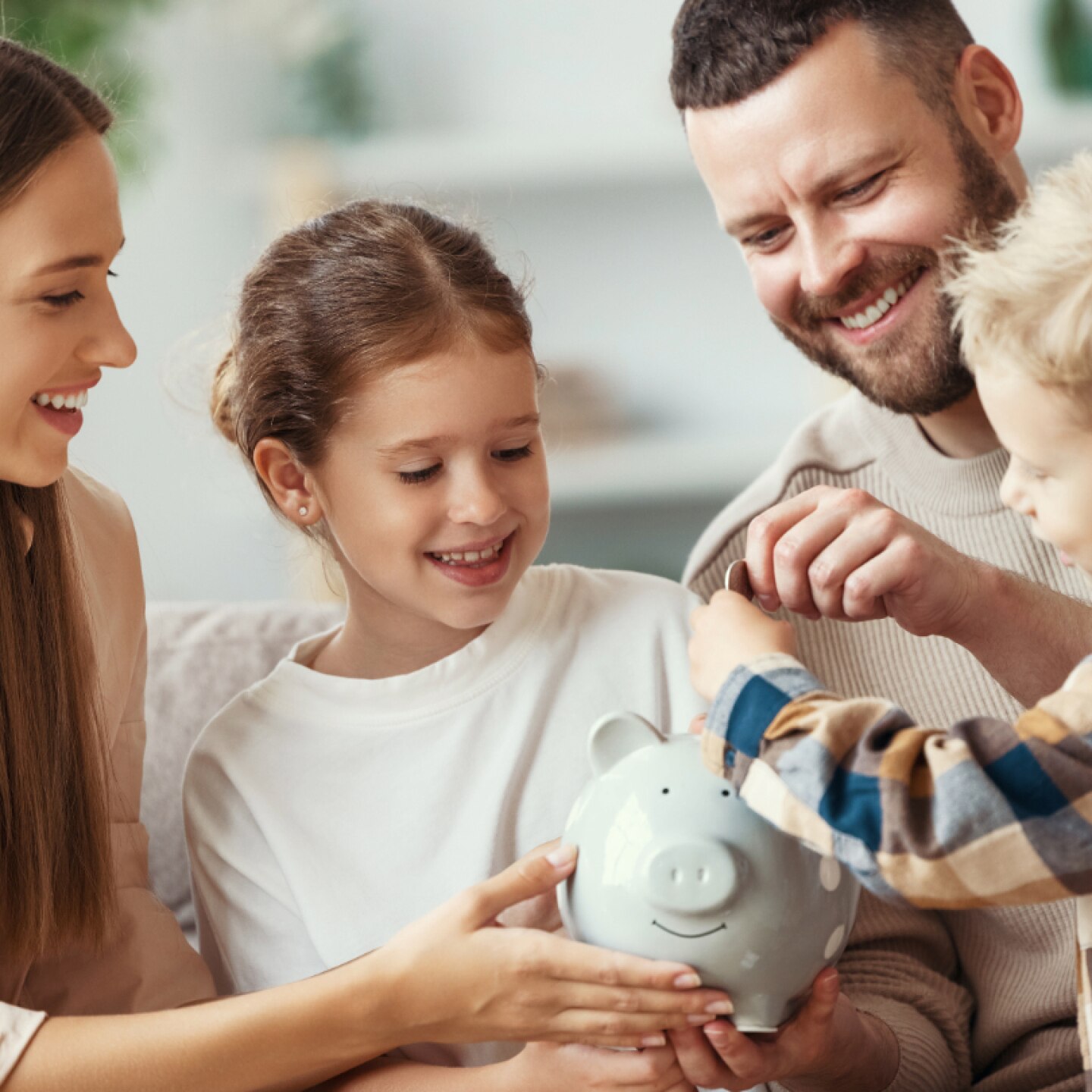 familie und zwei kinder mit sparschwein