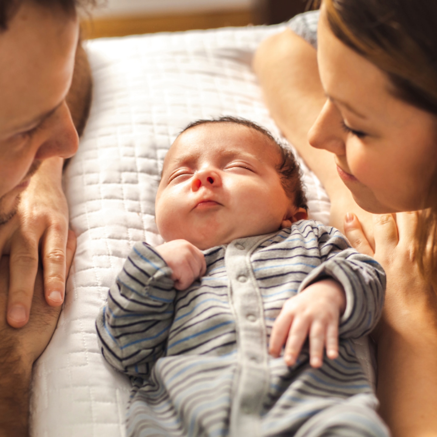 eltern mit neugeborenem