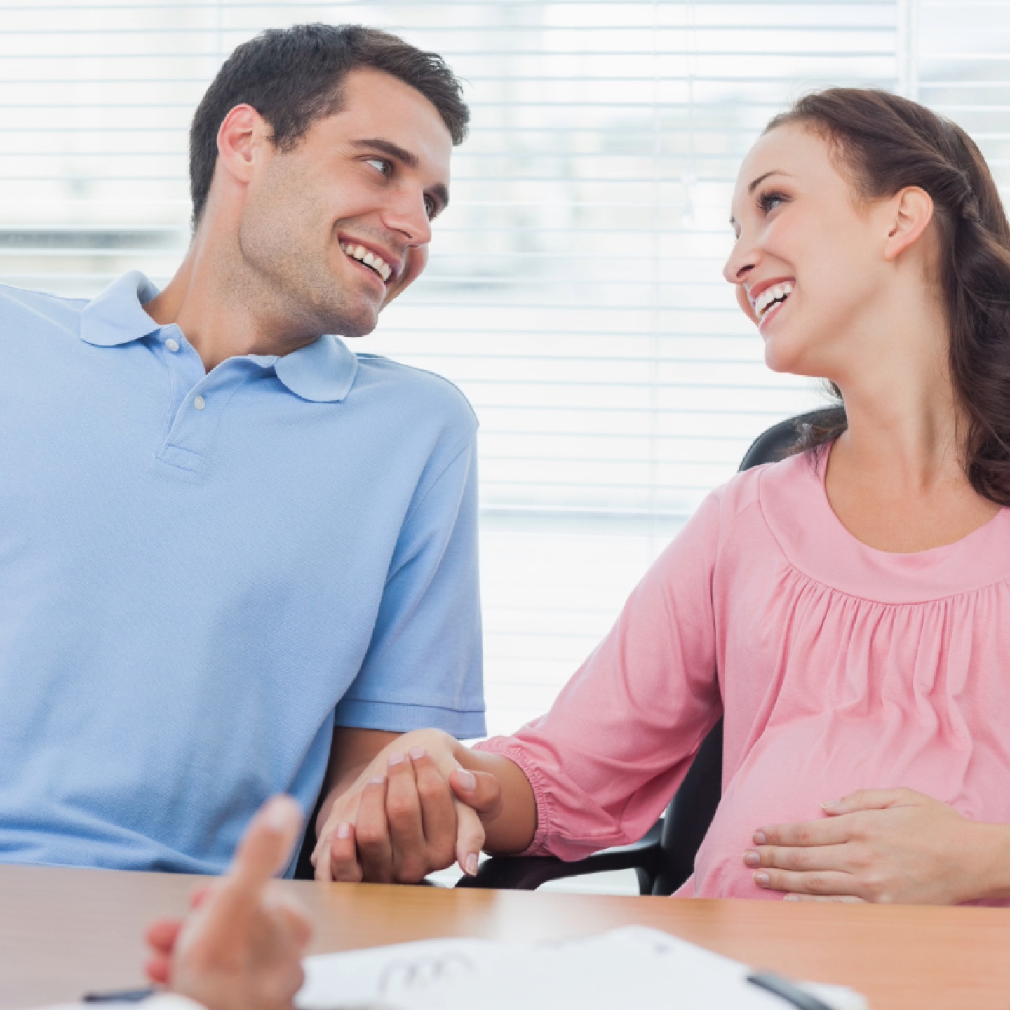 werdende eltern beim arzt