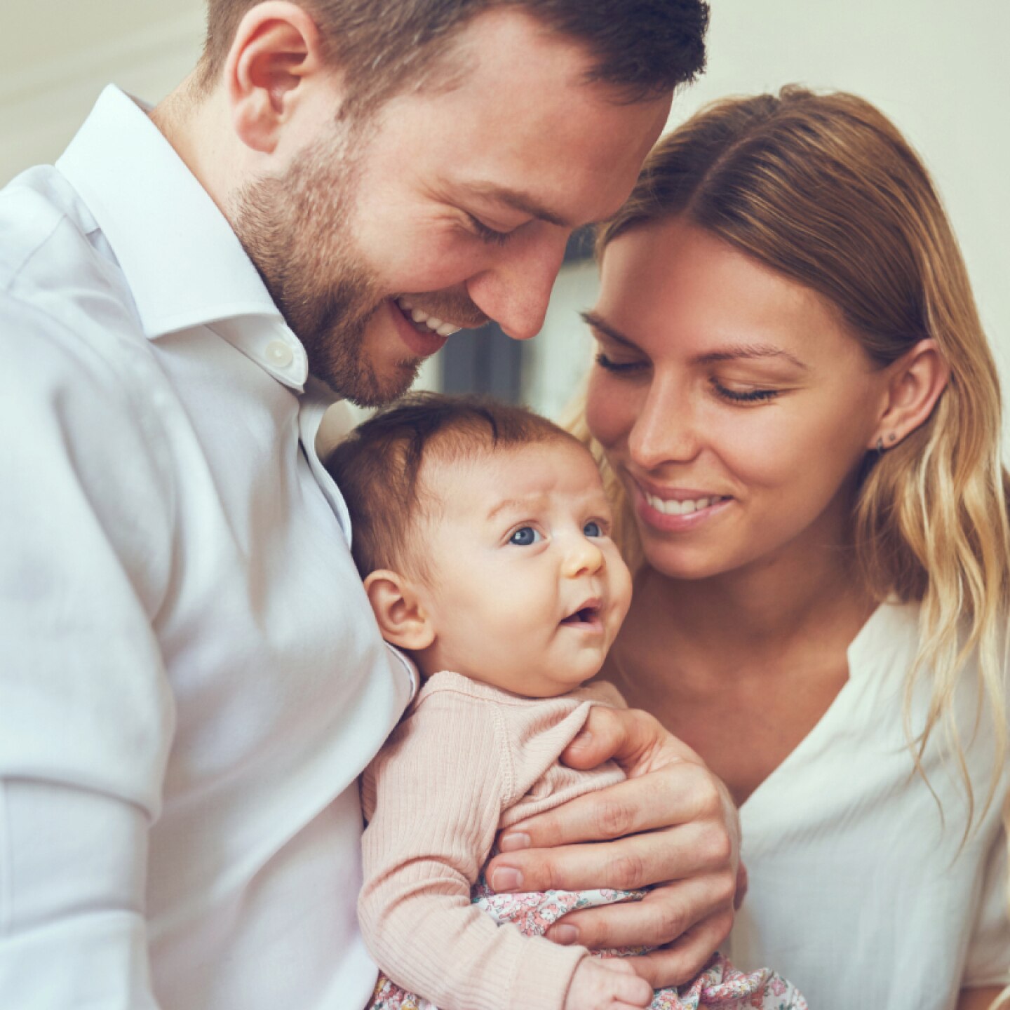 eltern mit ihrem baby im arm