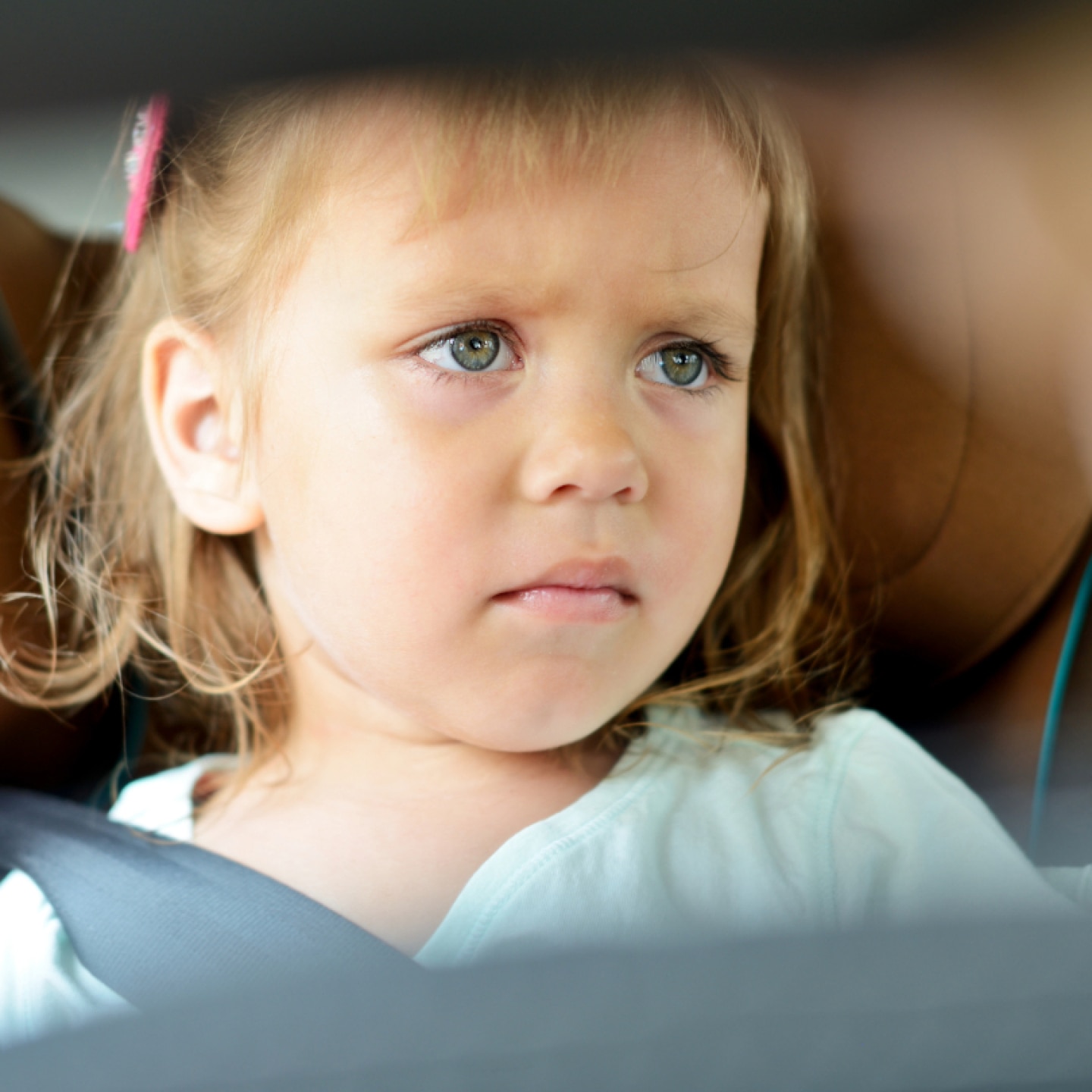 maedchen sitzt im auto und ihr ist uebel