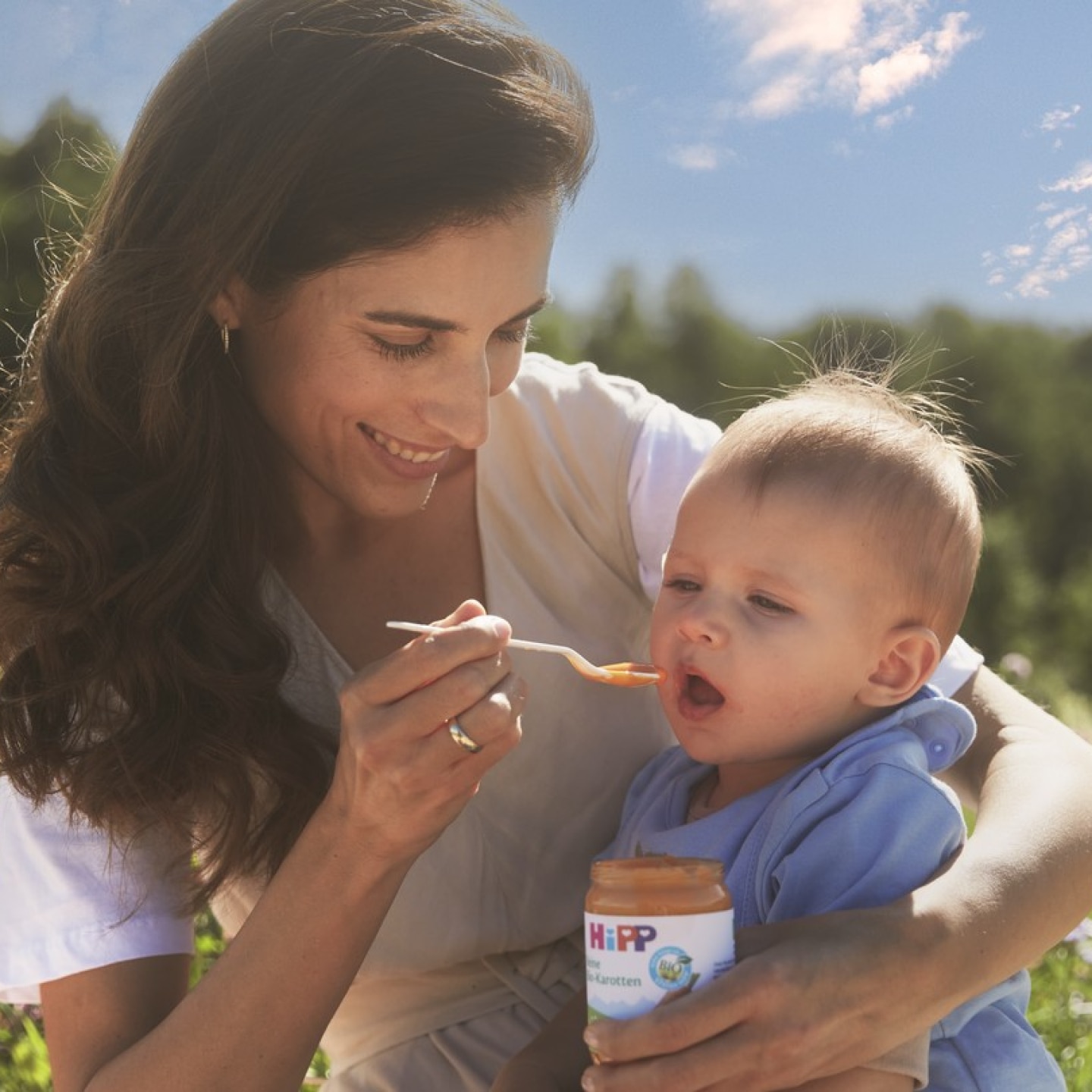 mama mit baby im gras