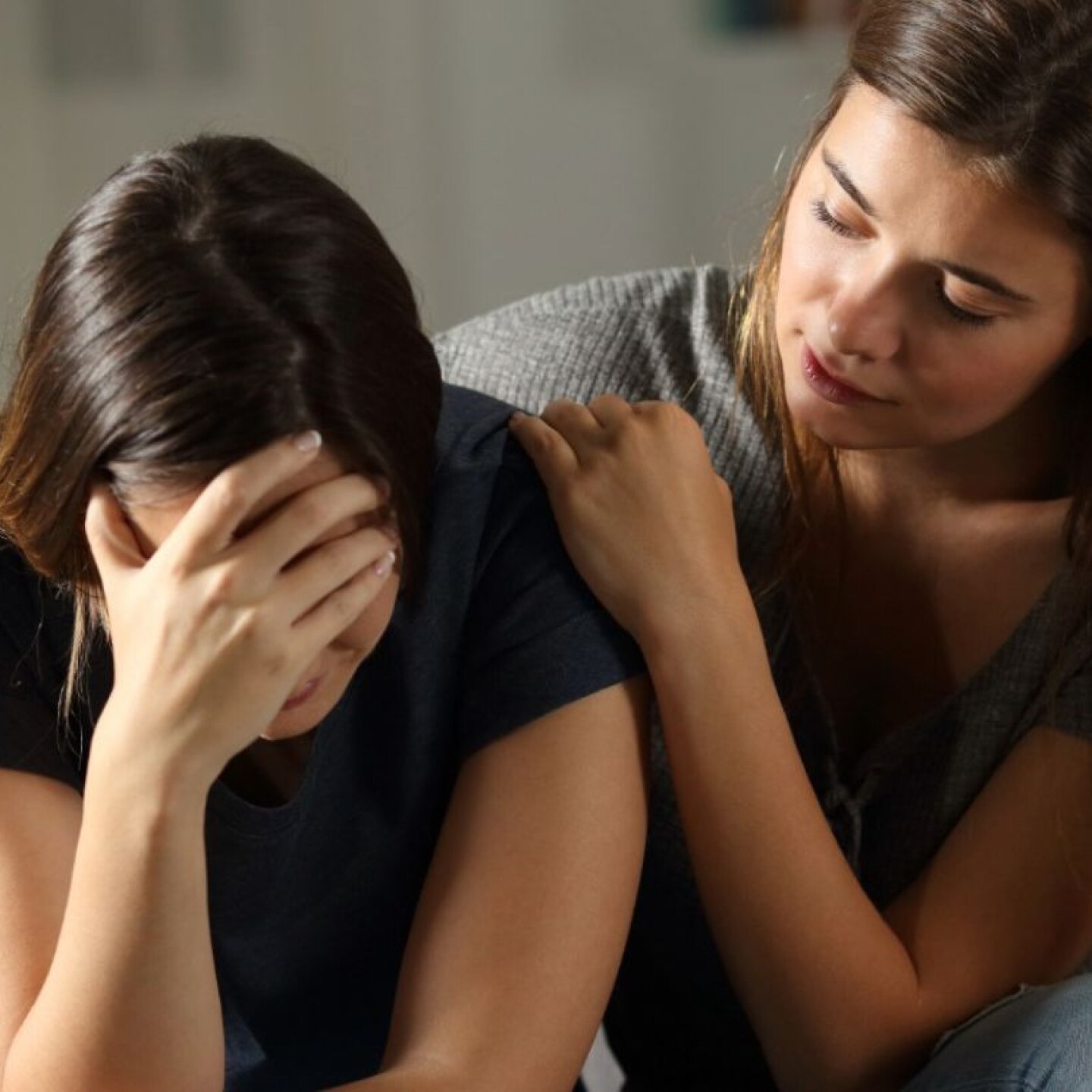 Eine frau ist traurig und ihre freundin steht ihr bei