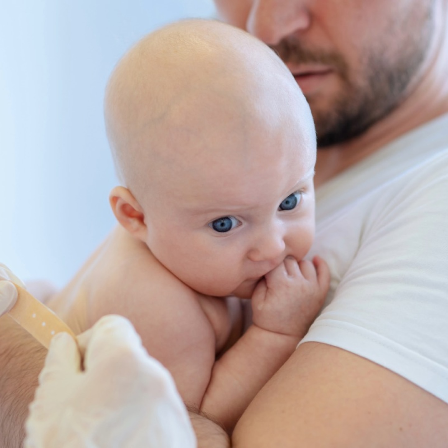 baby auf papas arm hat eine impfung bekommen