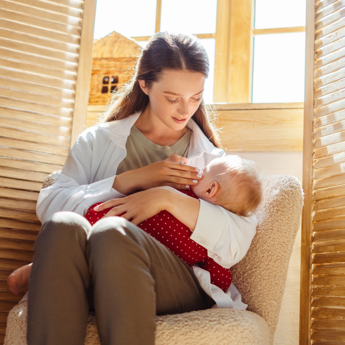 mama stillt ihr baby