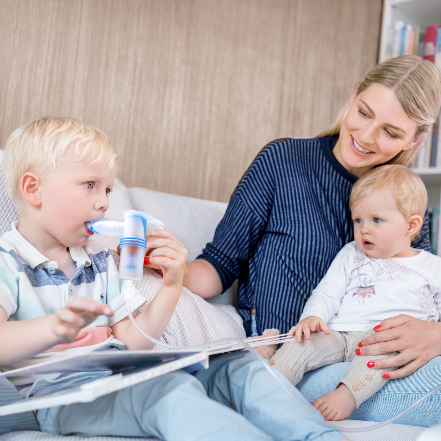 mama mit zwei kindern und inhalationsgerät