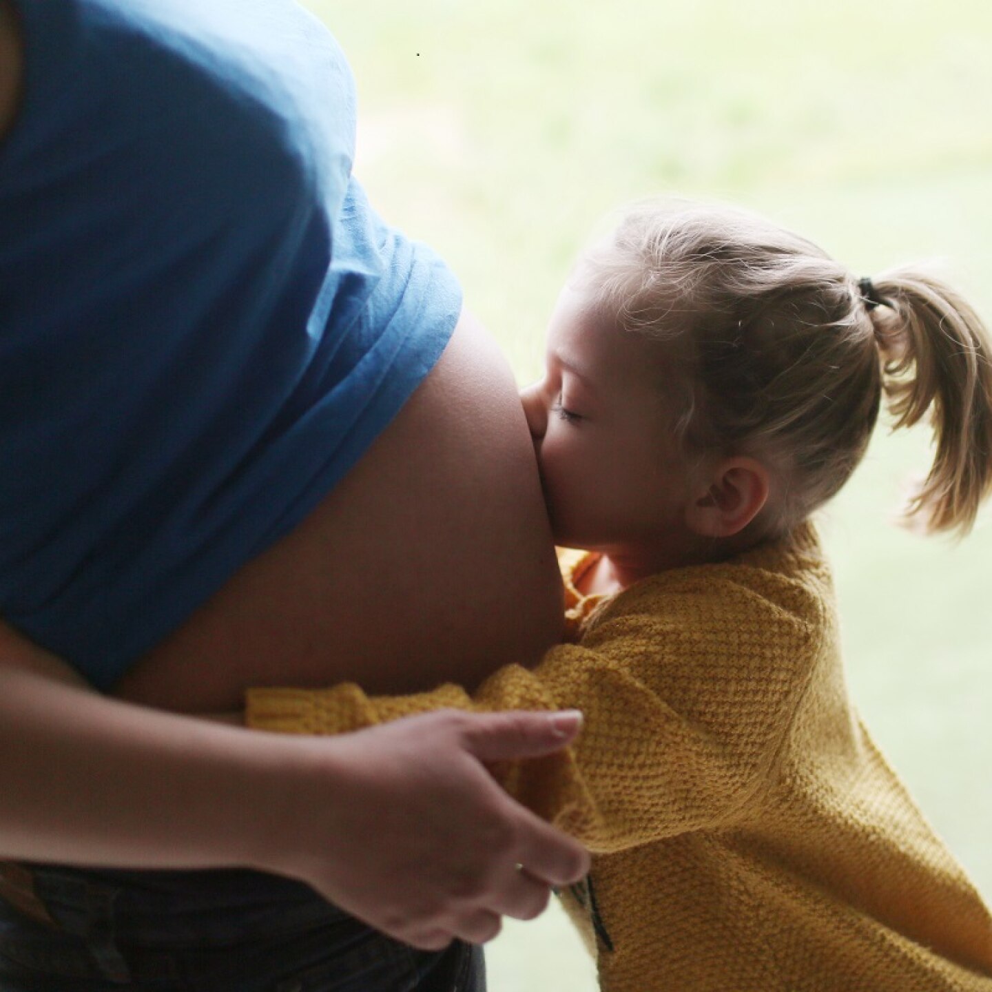 schwangere mit babybauch und kleinkind