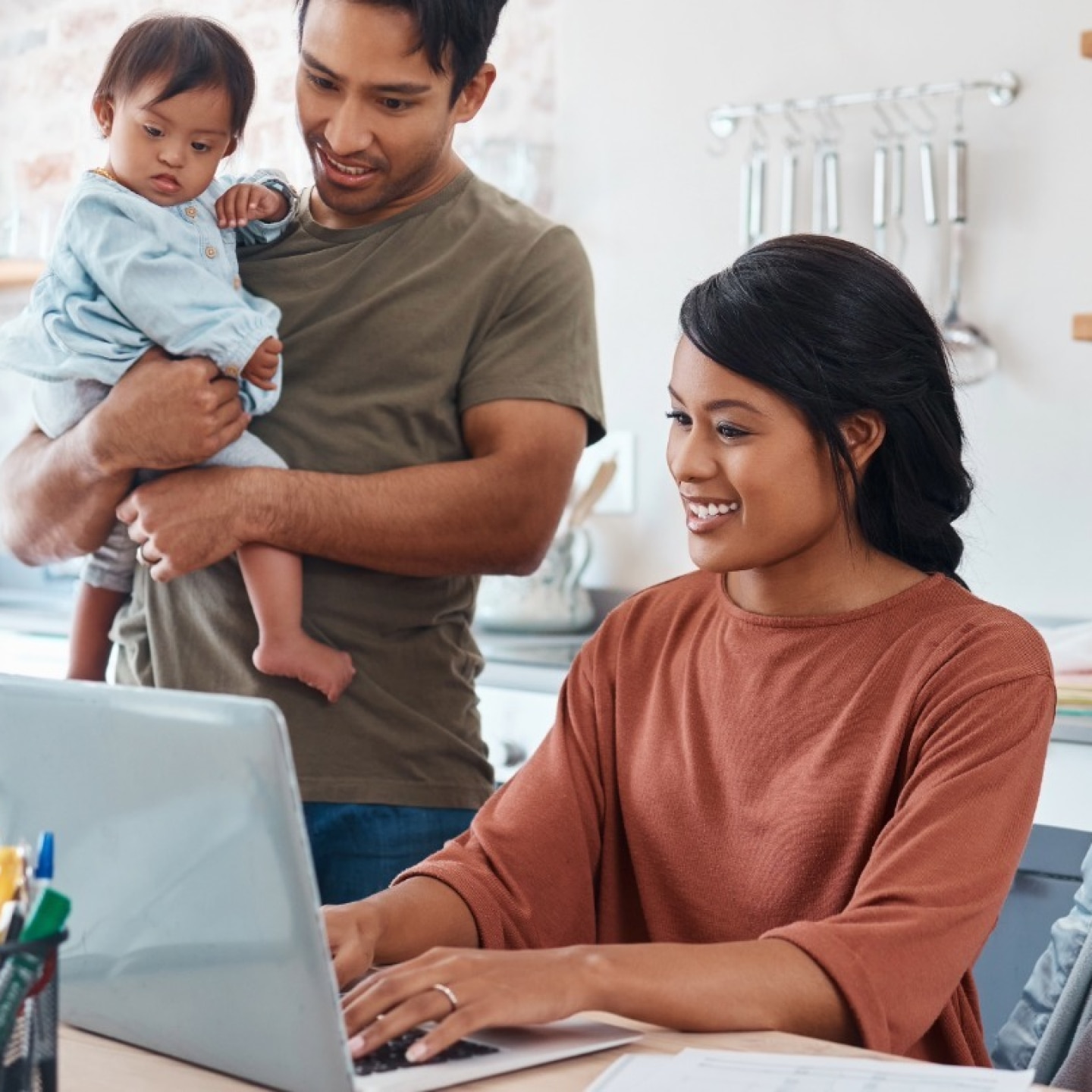 familie mit baby vor dem rechner