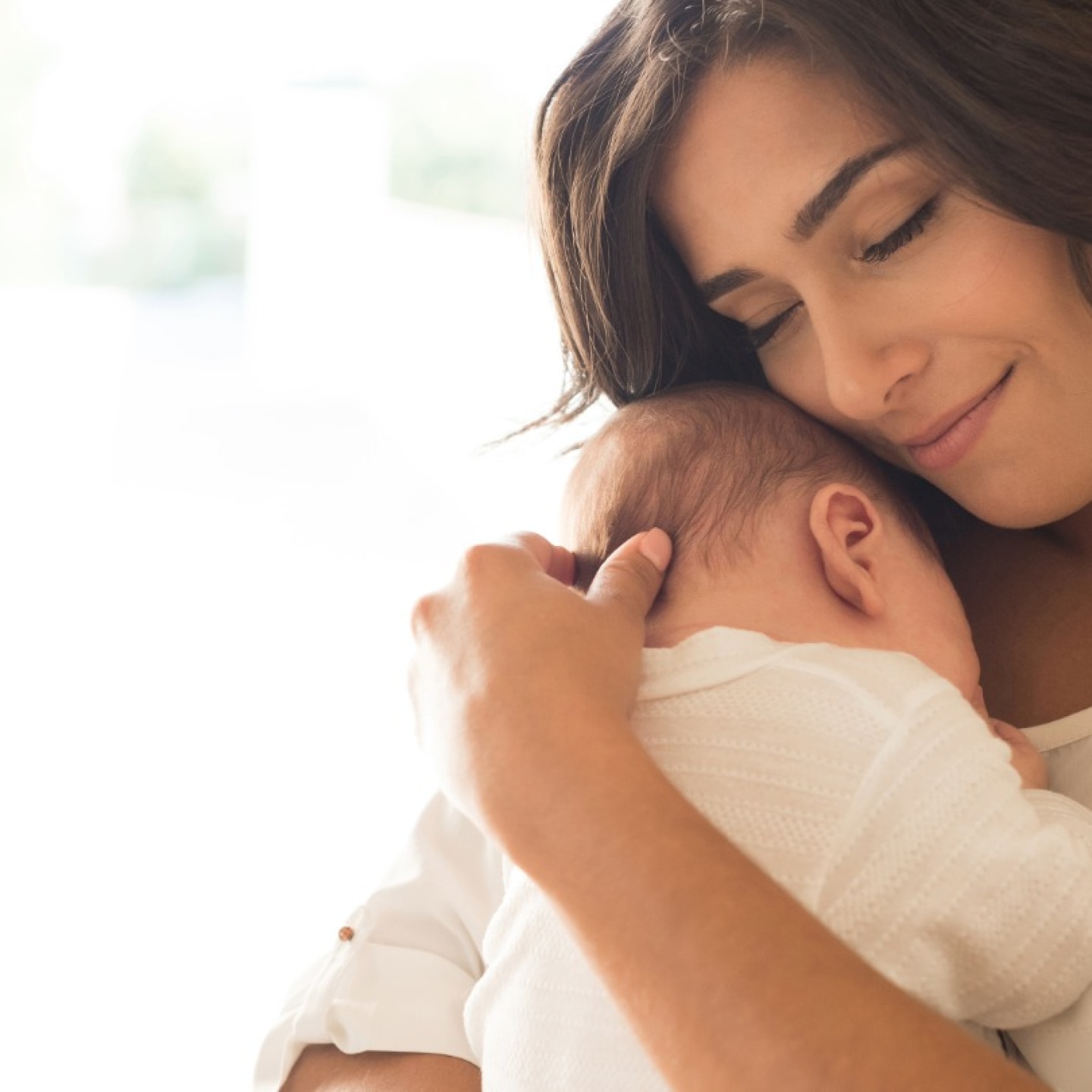 mama mit baby im arm