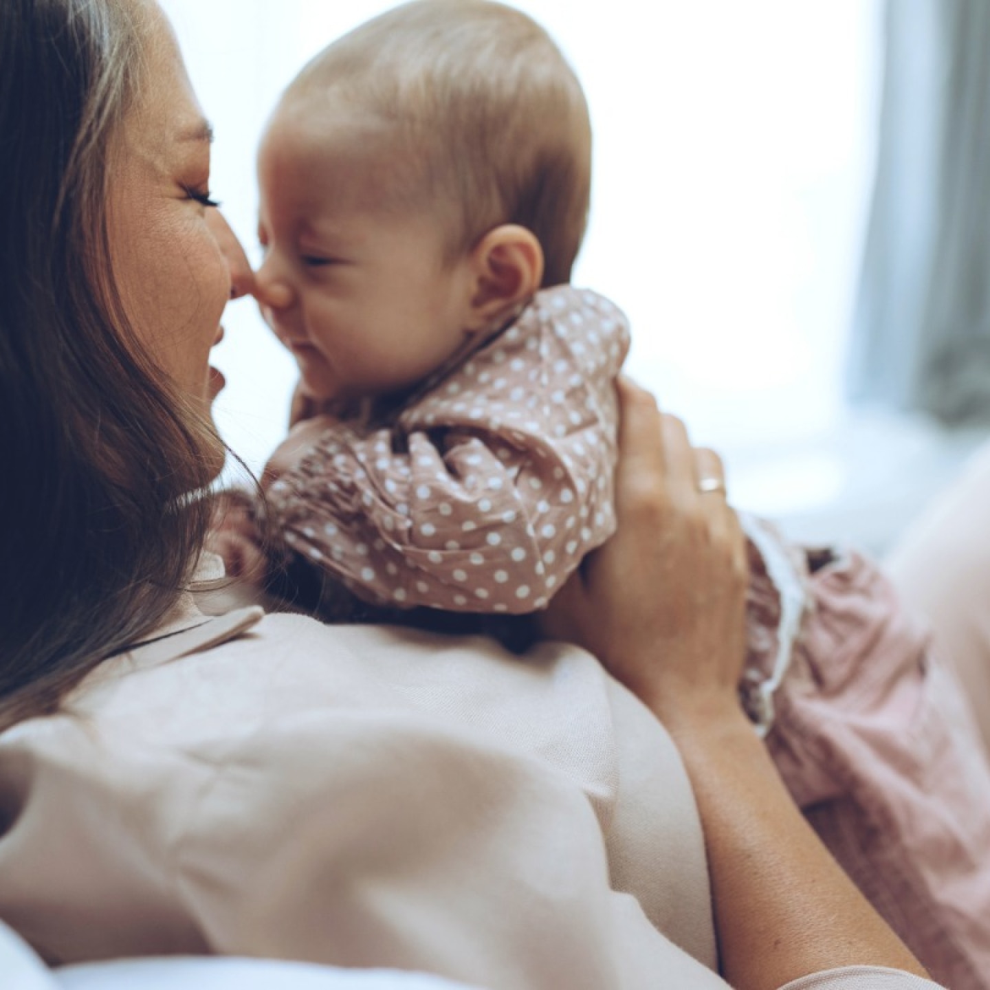 mama mit baby auf dem bauch