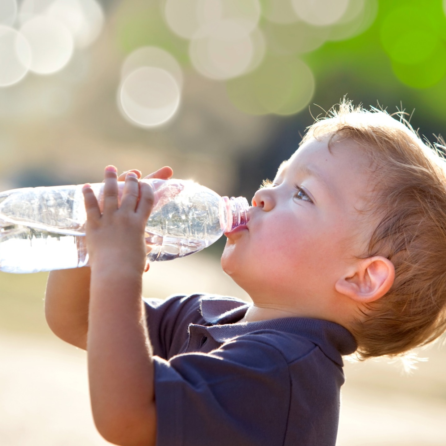 junge trinkt wasser aus einer flasche