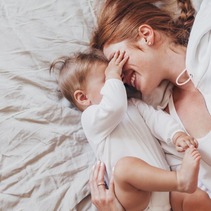 Mutter und Kind im Bett