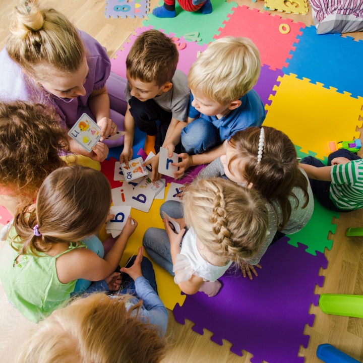 Kinder spielen im Kindergarten