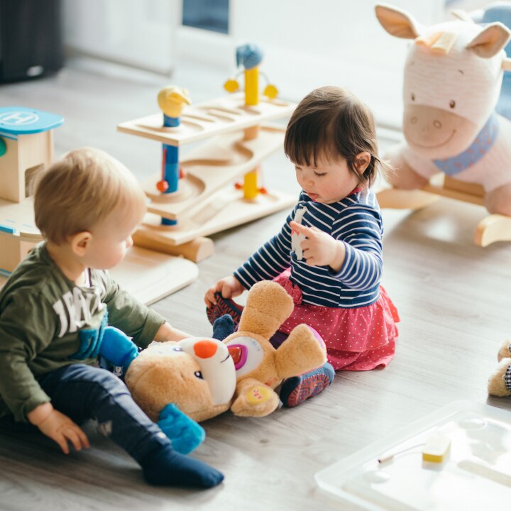 Kinder spielen
