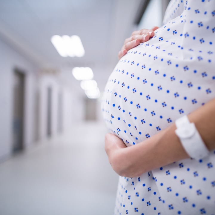 Schwangere im Krankenhausflur