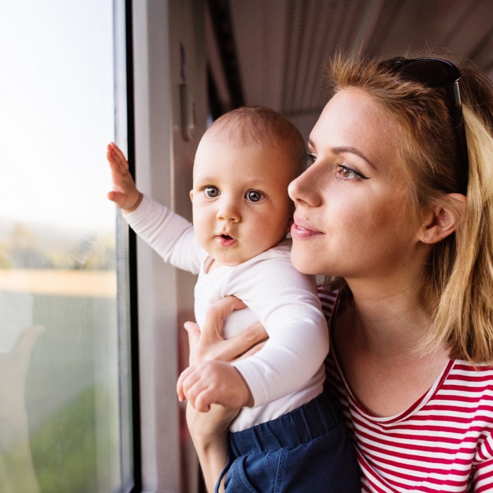 Mutter und Baby im Zug